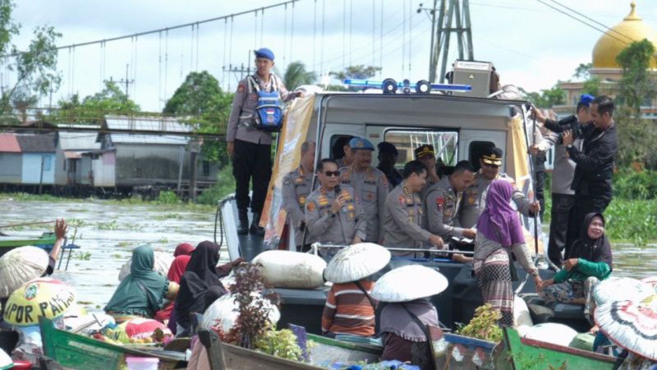 Kapolda Kalimantan Selatan Irjen Pol Andi Rian R Djajadi saat menyapa pedagang Pasar Terapung Lok Baintan di Kabupaten Banjar dalam program Jumat Curhat hari ini (20/1/2023). (ANTARA/Firman)