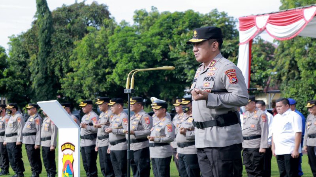 Kapolda NTB Irjen Pol. Djoko Poerwanto berdiri di atas mimbar dalam upacara serah terima jabatan (sertijab) sejumlah Perwira Menengah (Pamen) Polri di Lapangan Bhara Daksa Polda NTB, Mataram, Selasa (3/1/2023). (ANTARA/HO-Polda NTB)