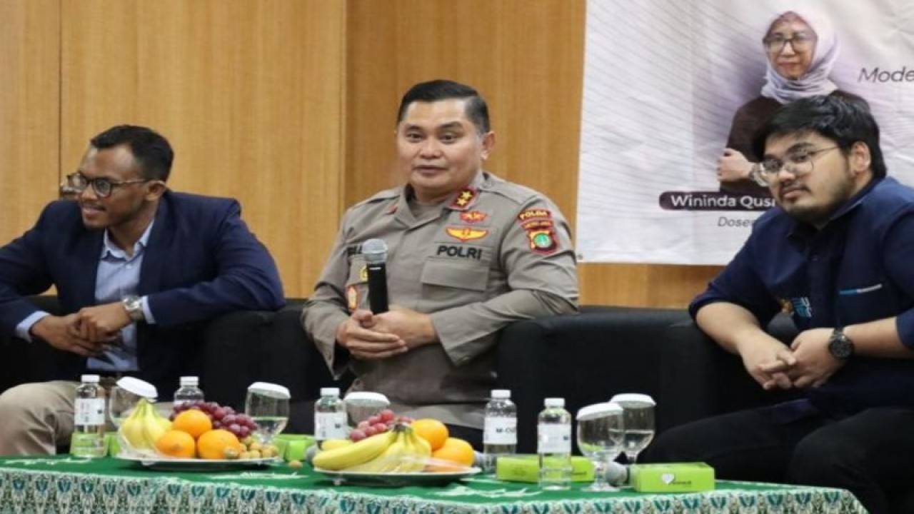 Kapolda Metro Jaya Irjen Pol Fadil Imran (tengah) saat memberikan kuliah umum dengan tema 'Membangun Jaringan Komunikasi untuk Kepemimpinan Kolaboratif' di kampus A Uhamka, Jakarta, Rabu (18/1/2023). ANTARA/HO-Humas Polda Metro Jaya.