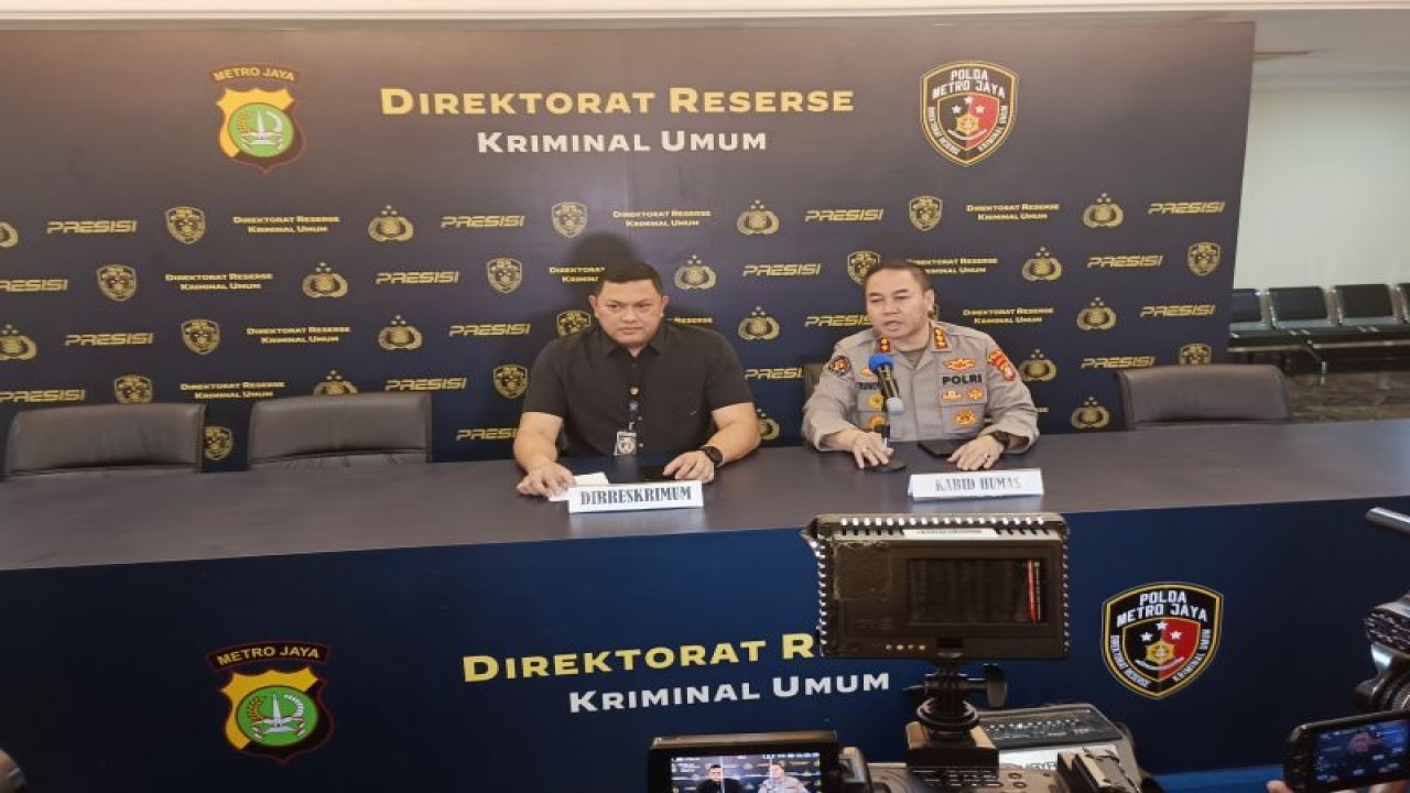 Direskrimum Polda Metro Jaya Kombes Pol Hengki Haryadi (kiri) bersama Kabid Humas Polda Metro Jaya Kombes Pol Trunoyudo Wisnu Andiko menyampaikan perkembangan kasus pembunuhan berantai, Selasa (24/1/2023). ANTARA/Ilham Kausar