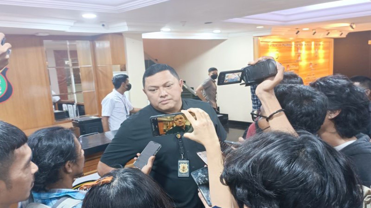 Direktur Reserse Kriminal Umum (Dirreskrimum) Polda Metro Jaya Kombes Pol Hengki Haryadi saat menjelaskan kasus komplotan Wowon bersama wartawan di Jakarta, Selasa (24/1/2023). ANTARA/Ilham Kausar