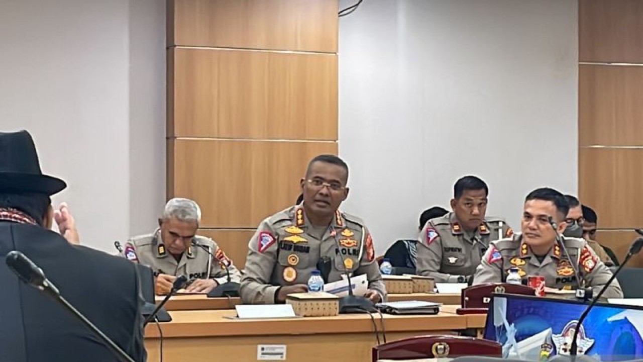 Direktur Lalu Lintas Polda Metro Jaya Kombes Pol Latif Usman memaparkan kebijakan ETLE tahap ketiga 2023 saat rapat kerja dengan Komisi B di gedung DPRD DKI Jakarta, Selasa (24/1/2023). ANTARA/Dewa Ketut Sudiarta Wiguna