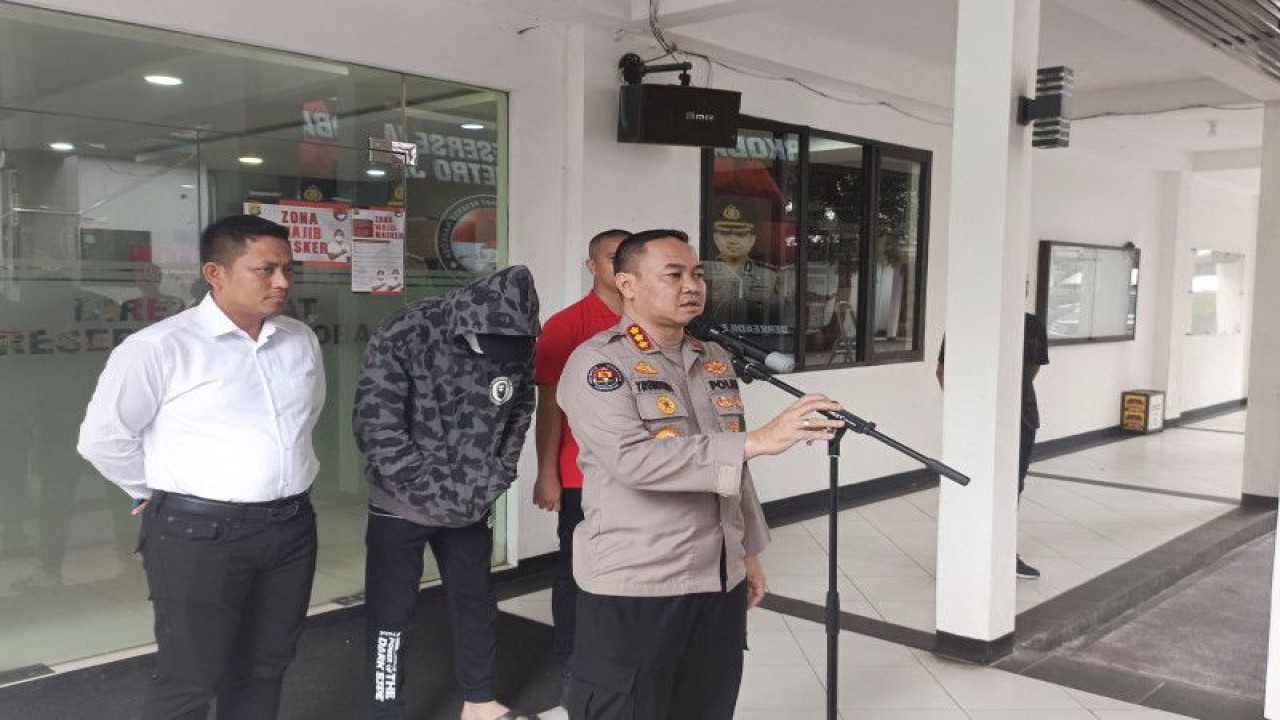 Kabid Humas Polda Metro Jaya Kombes Pol Trunoyudo Wisnu Andika melakukan jumpa pers bersama tersangka aktor Revaldo Fifaldi Surya Permana (menggunakan jaket) di Ditresnarkoba Polda Metro Jaya, Jakarta, Senin (16/1/2023). ANTARA/ Ilham Kausar
