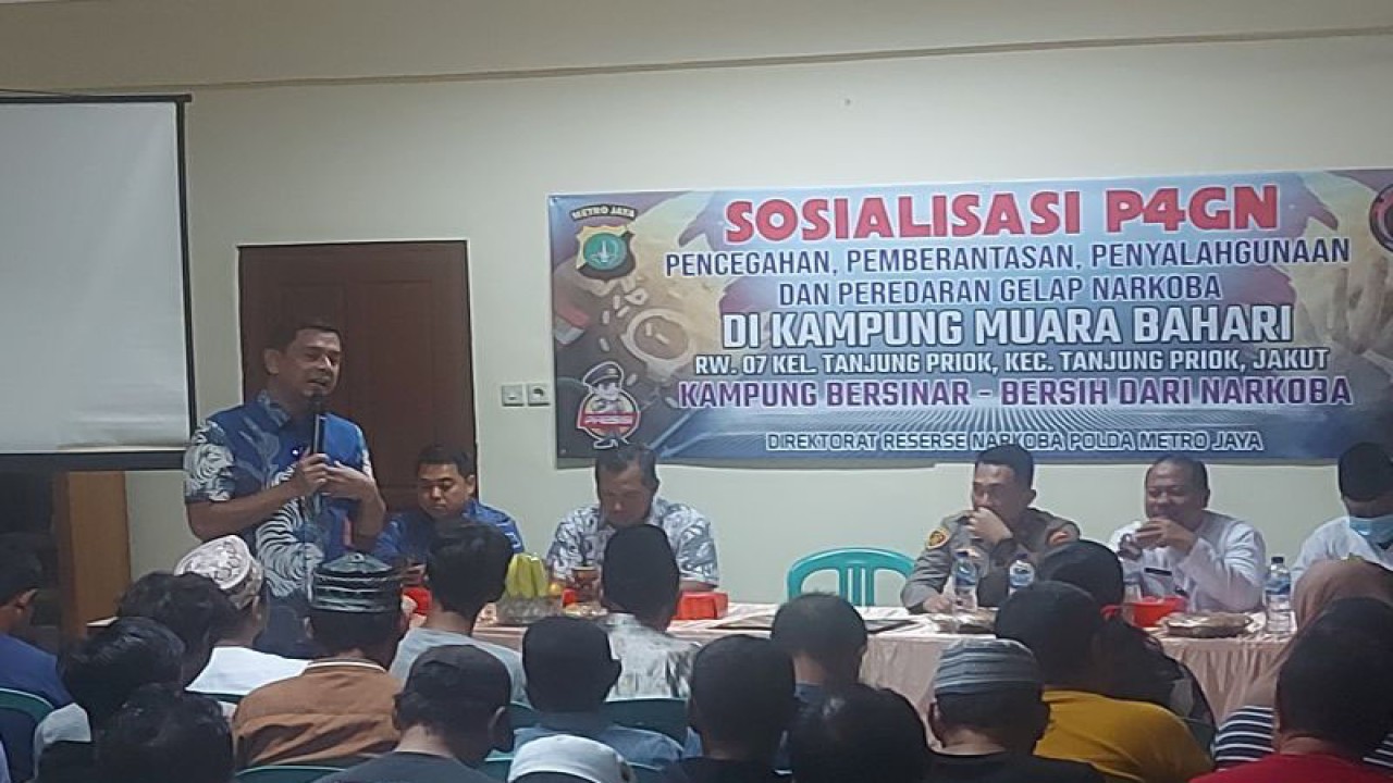 Direktur Reserse Narkoba Polda Metro Jaya Komisaris Besar Polisi Mukti Juharsa saat sosialisasi dan diikuti deklarasi gerakan membasmi narkoba dengan cinta di RW 07 Kampung Bahari, Tanjung Priok, Jakarta Utara, Jumat (13/1/2023) malam. (ANTARA/Abdu Faisal)