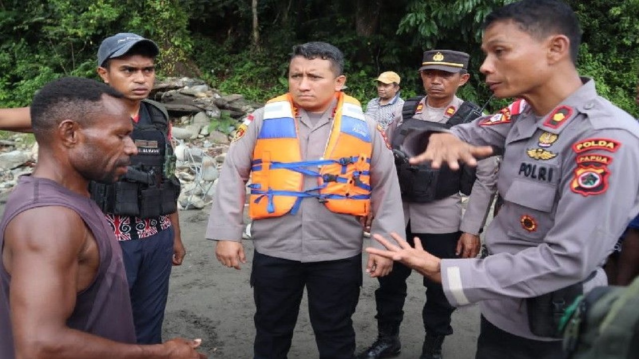 Warga Iwur, Kabupaten Pegunungan Bintang, membantu pencarian tiga personel Polres Pegunungan Bintang yang jatuh ke Sungai Diguel. (ANTARA/HO/Humas Polda Papua)