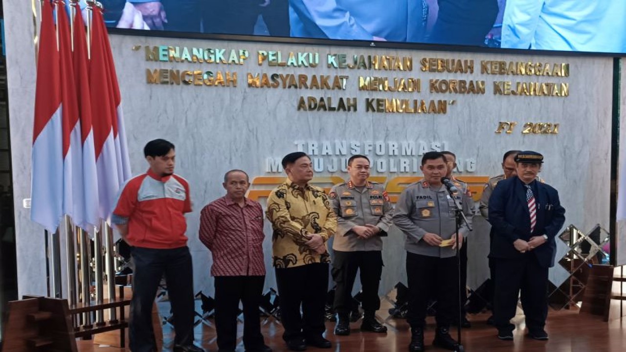 Kapolda Metro Jaya Irjen Pol Muhammad Fadil Imran (depan) saat melakukan konferensi pers di Jakarta, Selasa (31/1/2023). ANTARA/Ilham Kausar