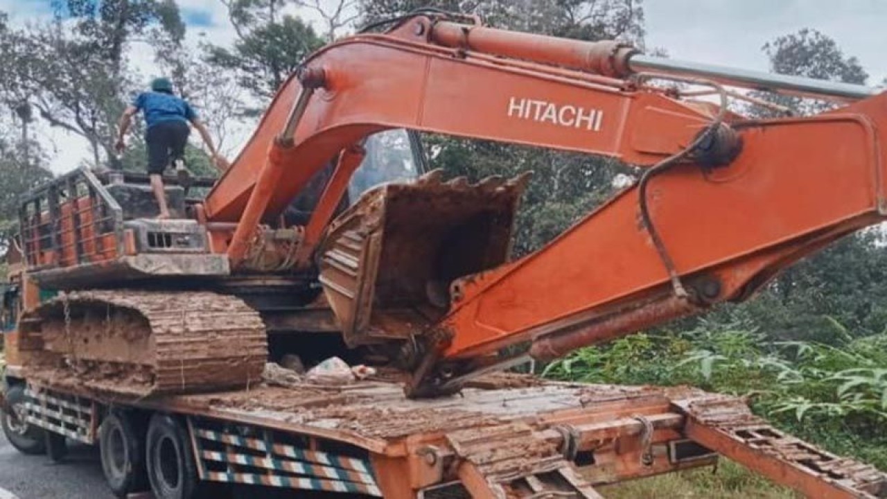 Alat berat disita dari penambangan ilegal di Mapolda Aceh di Banda Aceh, Senin (23/1/2023). ANTARA/HO/Bidhumas Polda Aceh