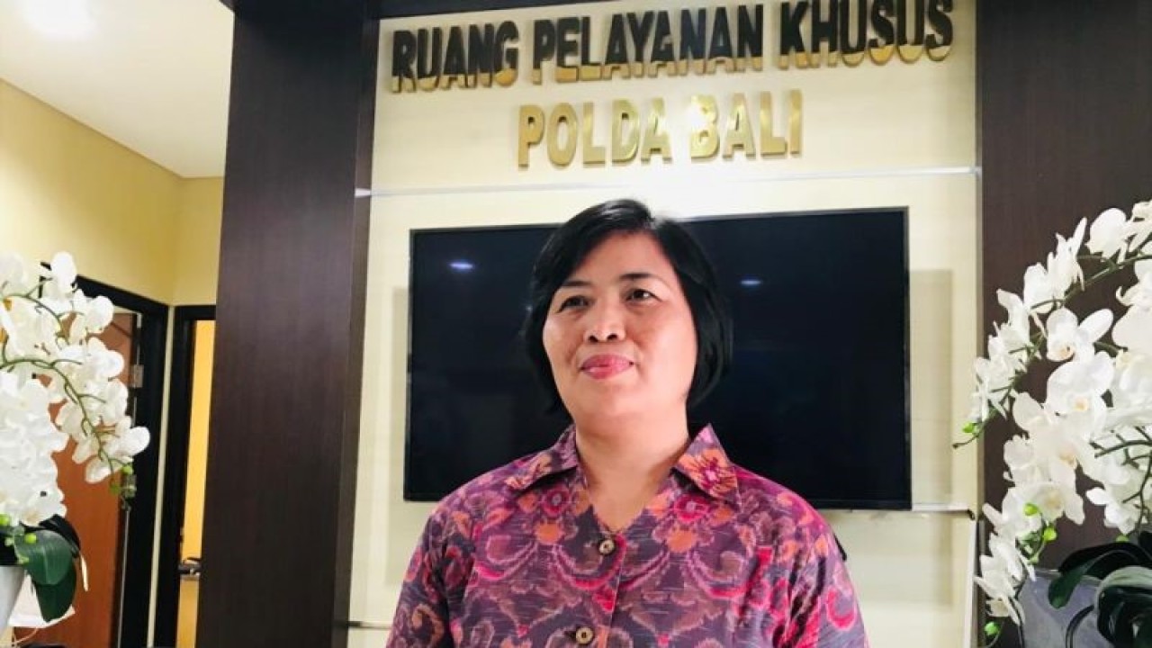 Kasubdit IV Unit Perlindungan Perempuan dan Anak (PPA) Direktorat Reserse Kriminal Umum Polda Bali AKBP Ni Luh Kompiang Srinadi memberikan keterangan terkait perkembangan kasus dugaan pelecehan seksual terhadap anak di Denpasar, Bali, Selasa (10/1/2023). ANTARA/Rolandus Nampu
