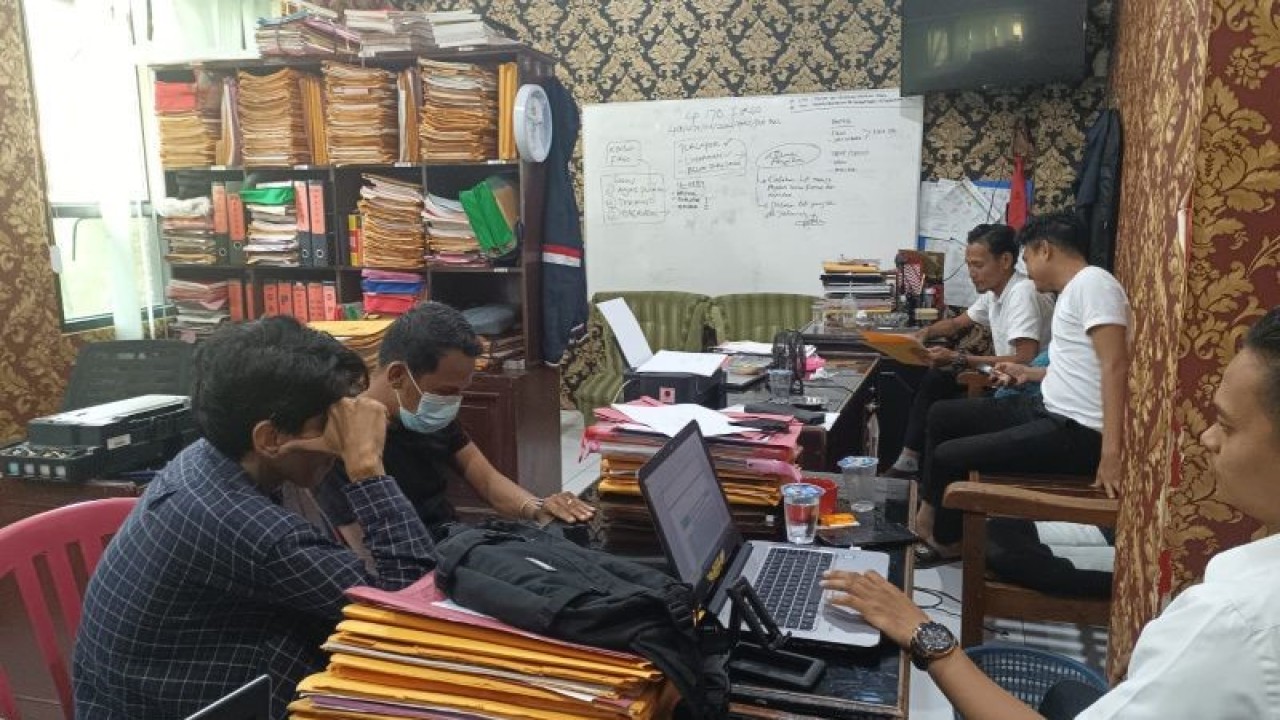 Dua oknum wartawan yang ditangkap Polda Bengkulu terkait OTT peras 17 kepala desa di Kabupaten Bengkulu Utara. ANTARA/Anggi Mayasari