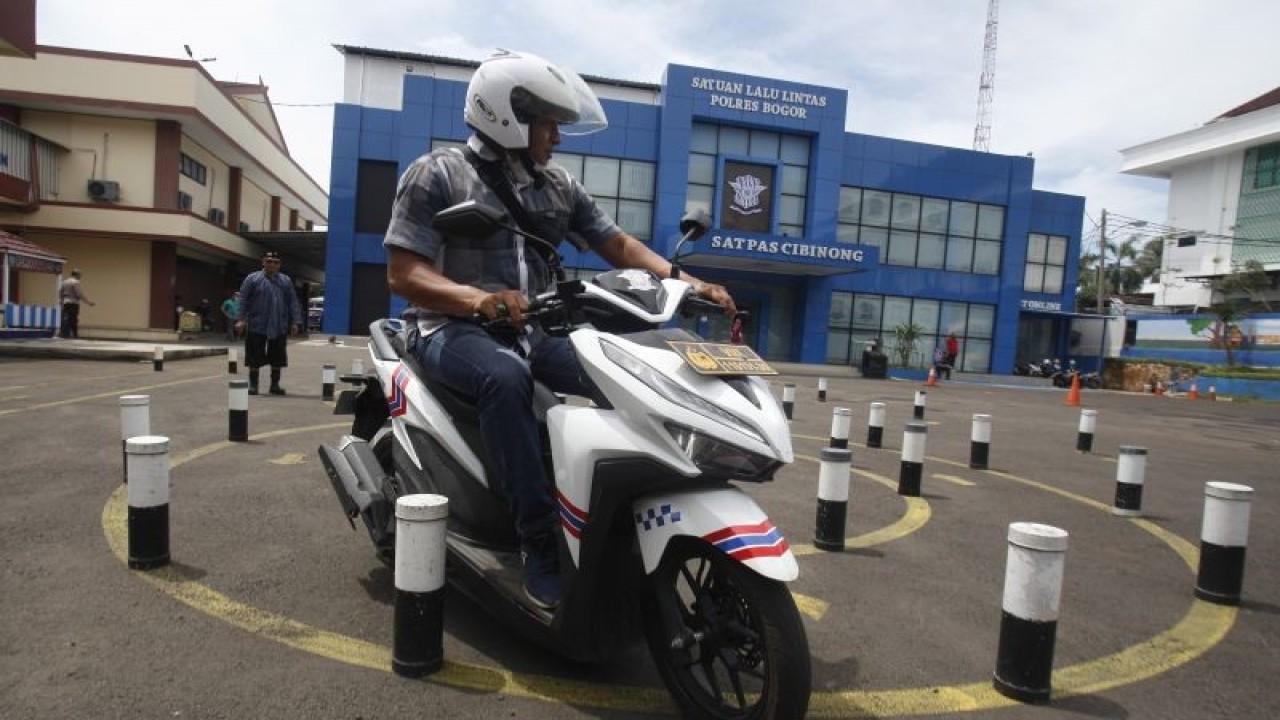 Seorang pemohon pembuat surat ijin mengemudi (SIM) melakukan tes berkendara di Satlantas Polres Bogor, Kabupaten Bogor, Jawa Barat, Kamis (10/11/2020). Pemberian layanan pembuatan SIM gratis untuk urus baru dan perpanjangan ditujukan kepada pemohon yang bertanggal lahir 10 November bertepatan dengan Hari Pahlawan. ANTARA FOTO/Yulius Satria Wijaya/tom.