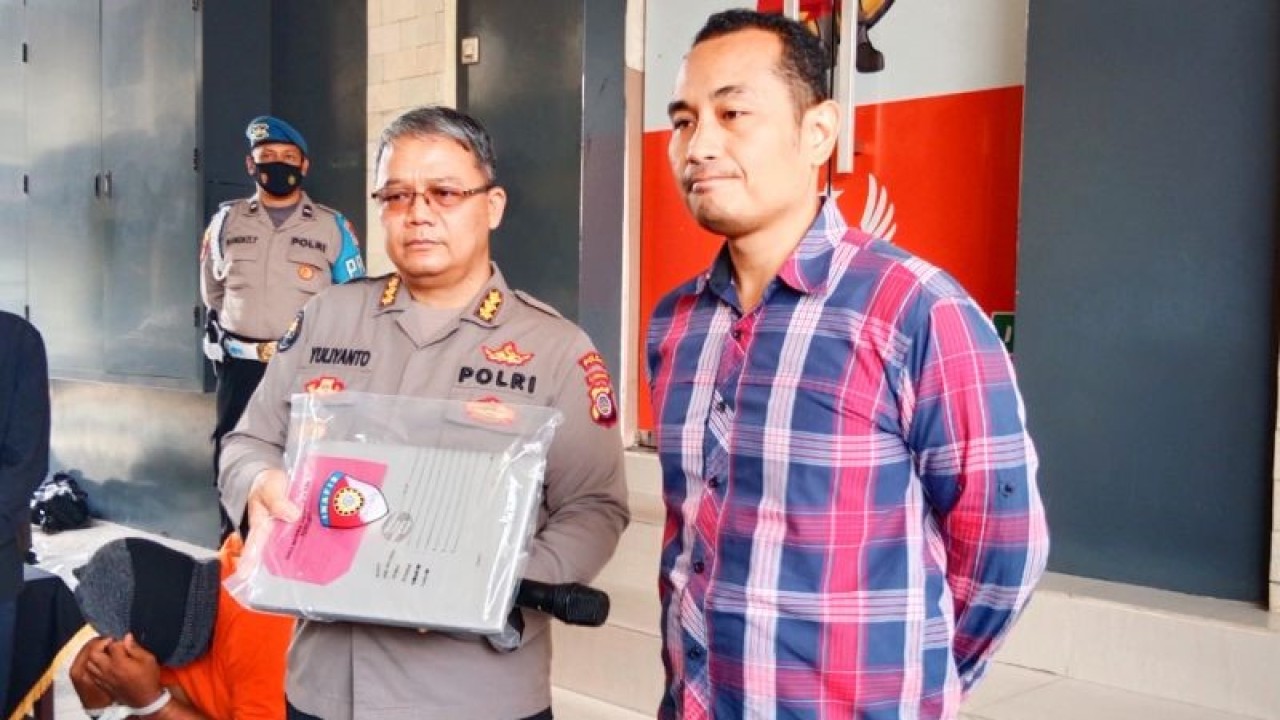 Kabid Humas Polda DIY Kombes Pol Yuliyanto didampingi Dirreskrimum Polda DIY Kombes Pol Nuredy Irwansyah Putra menunjukkan barang bukti 'laptop' milik jaksa KPK saat konferensi pers di Mapolda DIY, Yogyakarta, Selasa (10/1/2023) ANTARA/Luqman Hakim