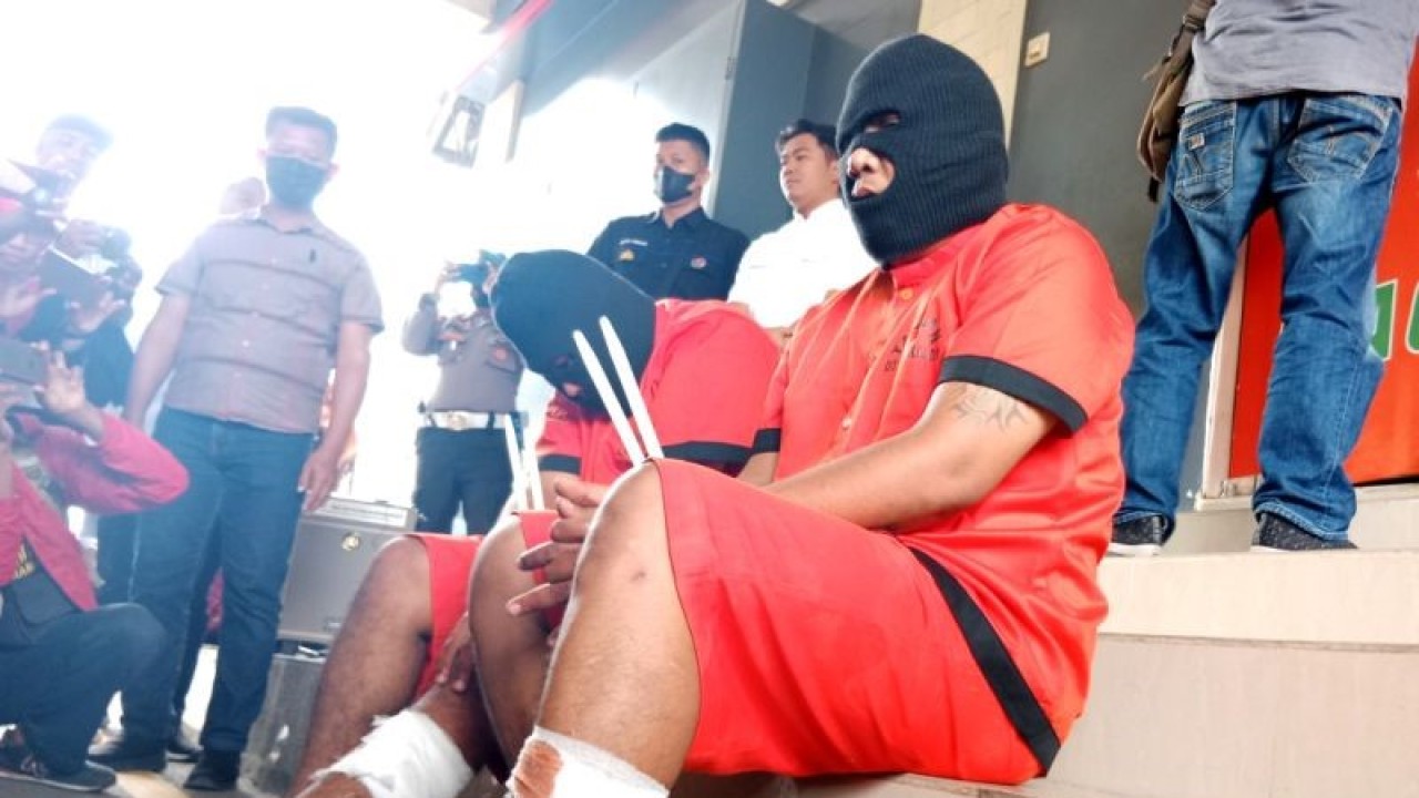 Dua tersangka pelaku pembobolan dan pencurian di rumah salah satu Jaksa Komisi Pemberantasan Korupsi (KPK) di Wirobrajan, Kota Yogyakarta dihadirkan saat konferensi pers di Mapolda DIY, Yogyakarta, Selasa (3/1/2023) (ANTARA/Luqman Hakim)