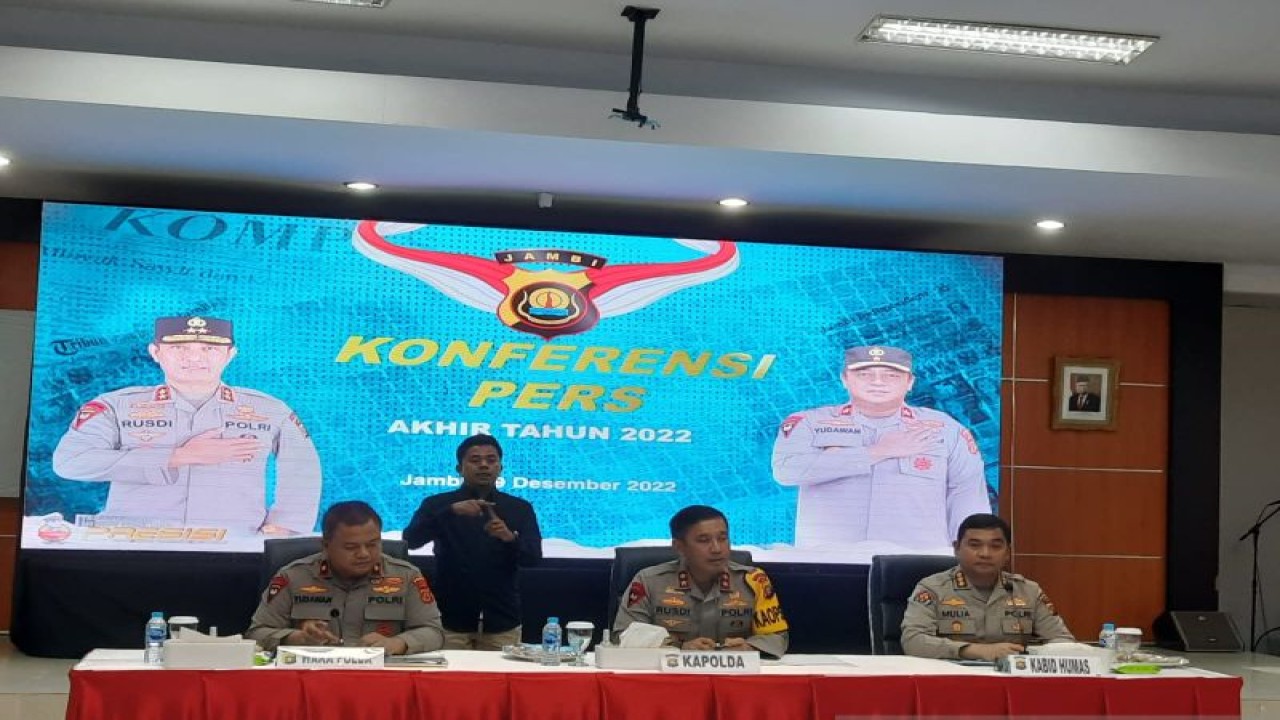 Kapolda Jambi Irjen Pol. Rusdi Hartono (tengah) menegaskan pihaknya telah berkomunikasi dengan parpol yang telah disahkan terkait kegiatan- kegiatan parpol yang harus menjaga kamtibmas. ANTARA/tuyani.