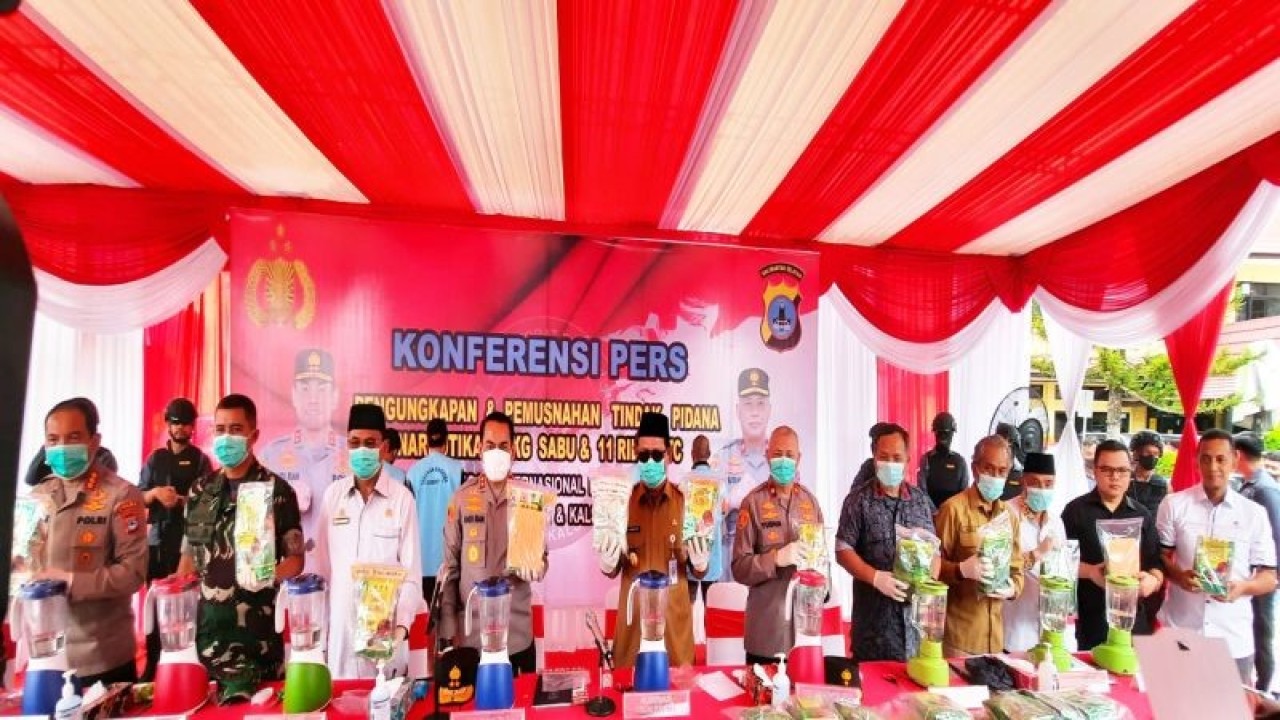 Kapolda Kalimantan Selatan Irjen Pol Andi Rian R Djajadi bersama forkopimda merilis pengungkapan kasus dan pemusnahan barang bukti narkoba di Banjarmasin, Selasa (10/1/2023). (ANTARA/Firman)