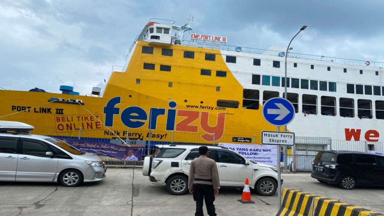 Personel kepolisian sedang memantau situasi penyeberangan di Pelabuhan Bakauheni, Lampung Selatan yang sebelumnya dihentikan karena cuaca buruk, Minggu (1/1/2023). ANTARA/HO-Polda Lampung