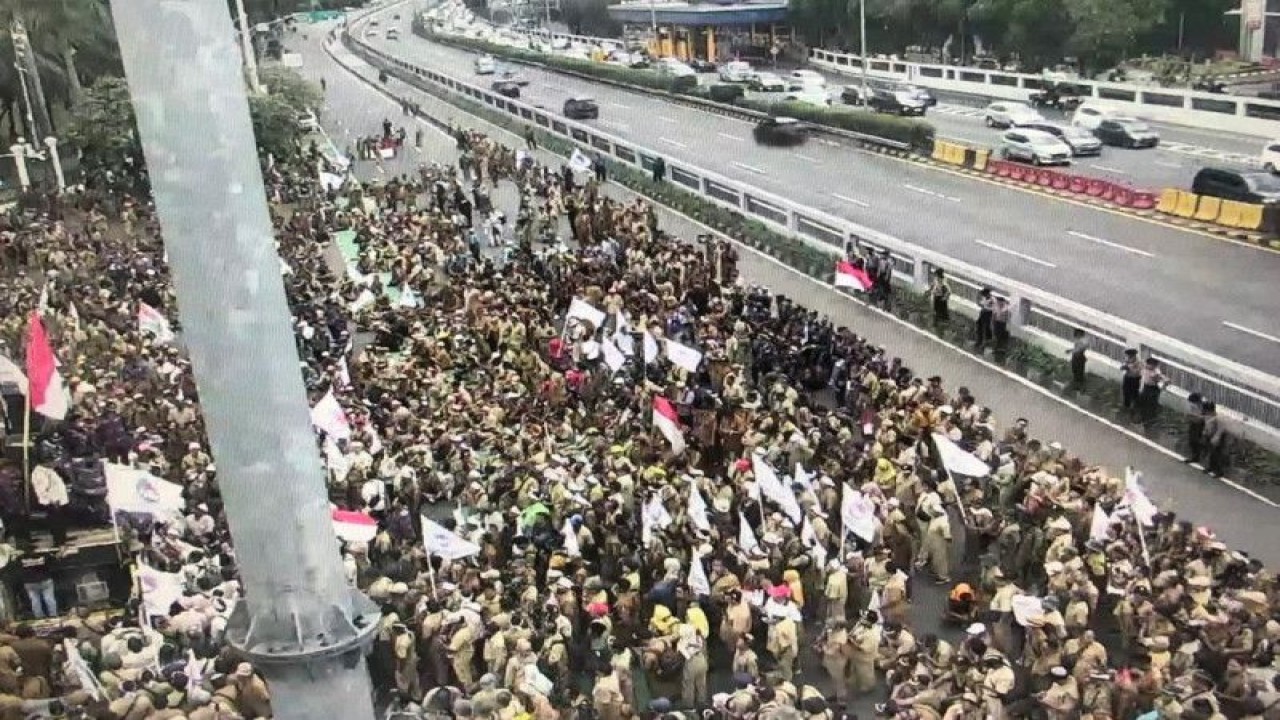 Tangkapan layar dari instagram @tmcpoldametro sejumlah massa Persatuan Perangkat Desa Indonesia (PPDI) melakukan penyampaian pendapat di depan Gedung DPR/MPR RI, Rabu (25/1/2023) (@tmcpoldametro)