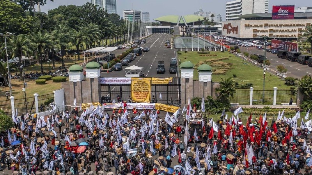 Foto udara massa yang terdiri dari petani, nelayan dan buruh menggelar aksi di depan Gedung DPR/MPR, Jakarta, Selasa (27/9/2022). ANTARA FOTO/Galih Pradipta/rwa.