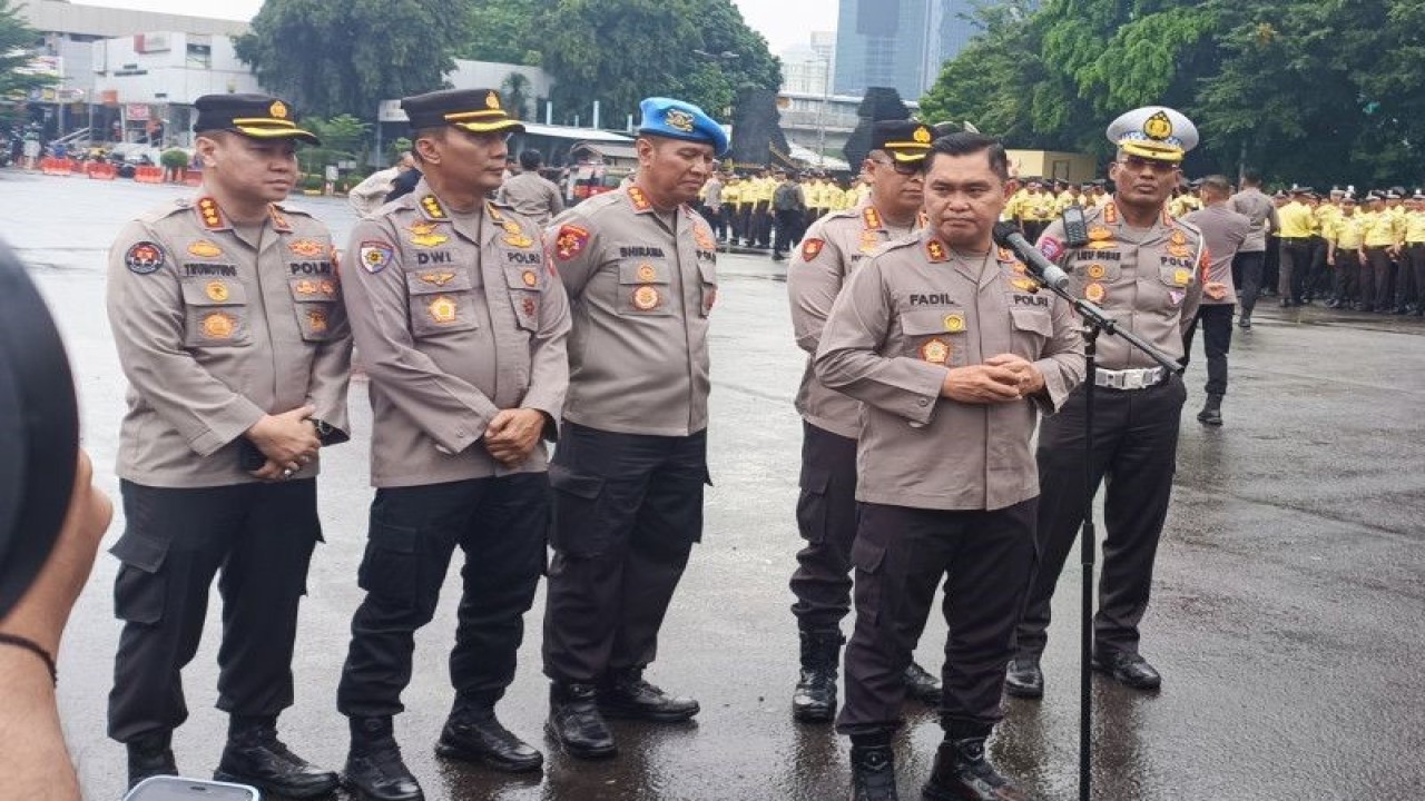 Kapolda Metro Jaya Irjen Pol Muhammad Fadil Imran (depan) melakukan konferensi pers terkait kasus kecelakaan mahasiswa UI, Jakarta, Senin (30/1/2023). (ANTARA/Ilham Kausar)