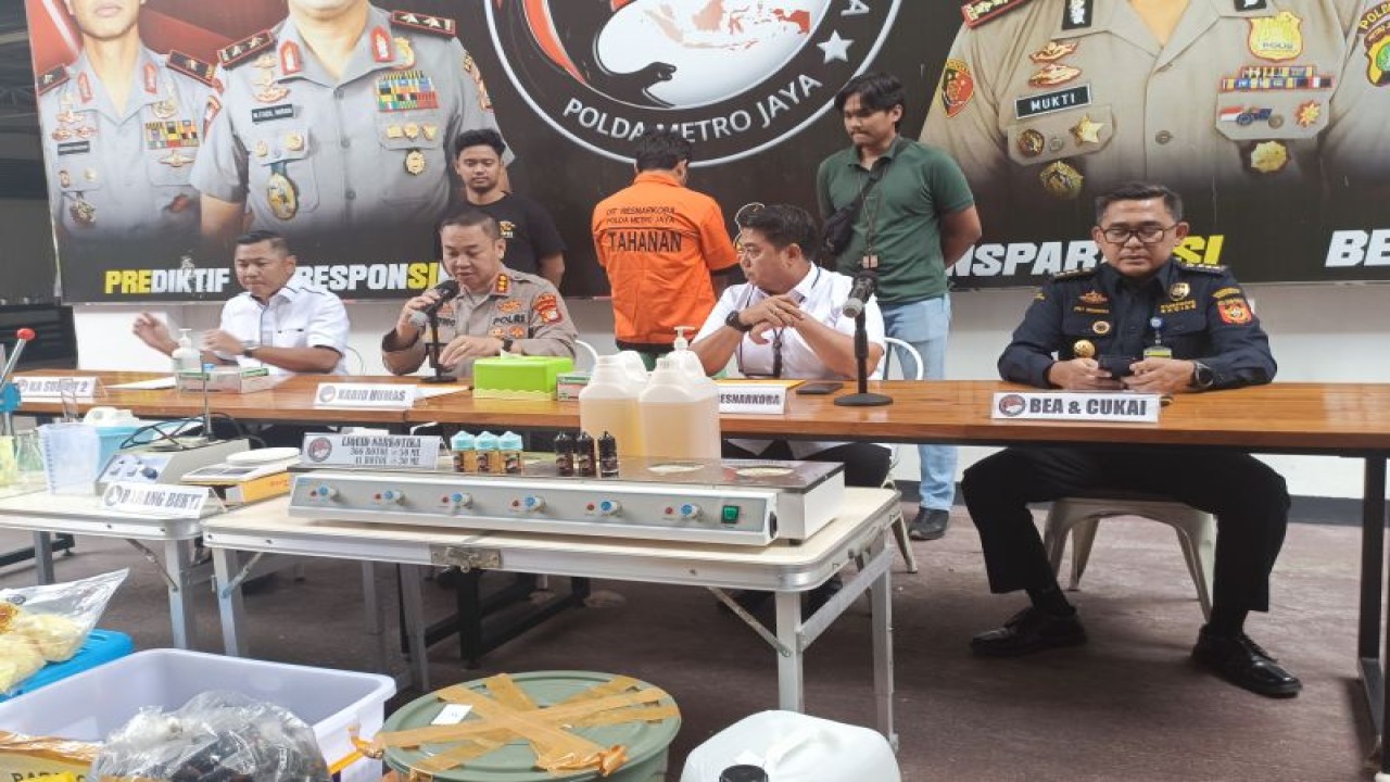 Polda Metro Jaya menyampaikan perkembangan kasus cairan vape rokok elektronik yang mengandung sabu dalam konferensi pers di Ditresnarkoba Polda Metro Jaya, Jakarta, Senin (16/1/2023). ANTARA/Ilham Kausar