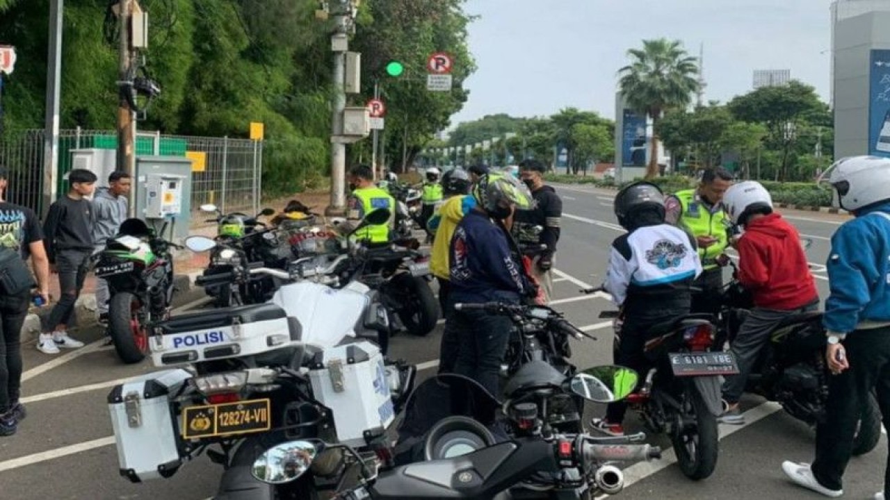 Ditlantas Polda Metro Jaya melakukan penindakan terhadap sejumlah pengendara motot yang menggunakan knalpot tidak standar di Jakarta Selatan, Minggu (22/1/2023)
