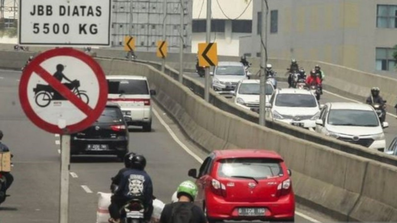 Tangkapan layar - Pengendara sepeda motor melintas di Jalan Layang Non Tol meski dilarang melalui jalan tersebut karena rawan kecelakaan di Jakarta, Sabtu (14/1/2023). ANTARA/Twitter/@tmcpoldametro