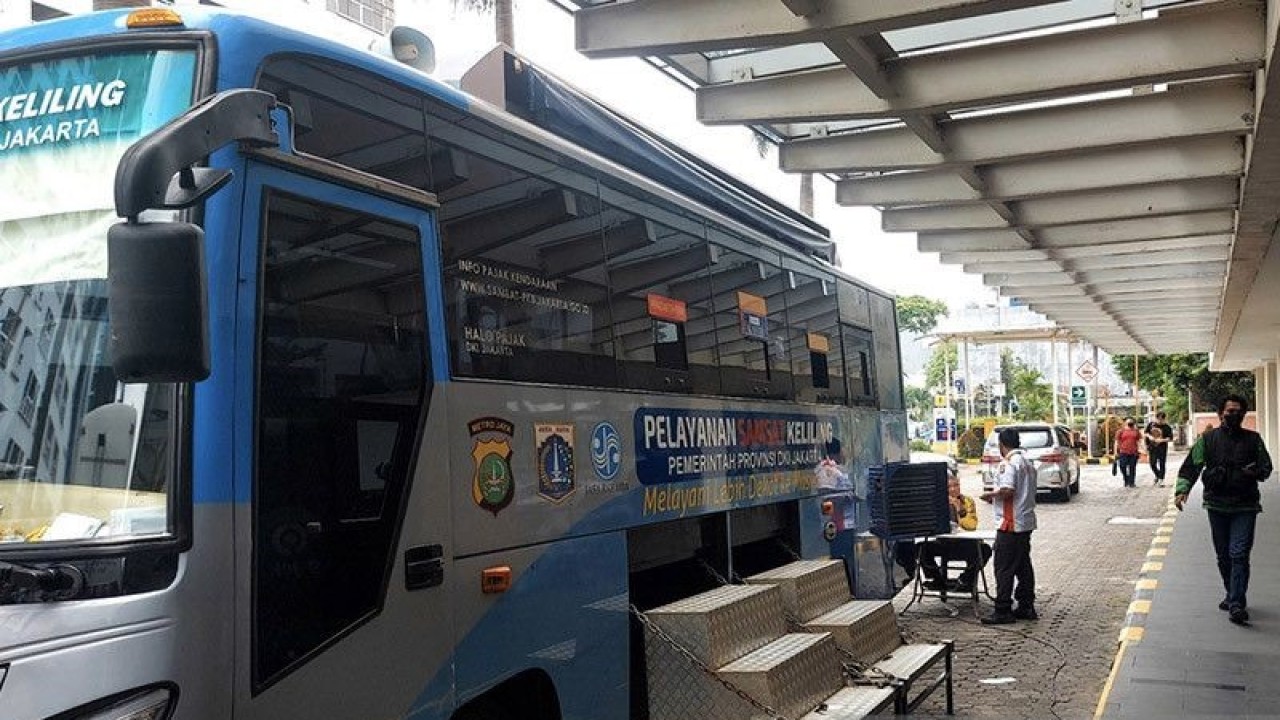 Sejumlah pengunjung Mal Citraland memanfaatkan Gerai Samsat Keliling yang beroperasi pada halaman parkir mal di Jakarta Barat tersebut untuk membayar Pajak Kendaraan Bermotor (PKB), Rabu (30/11/2022). ANTARA/Abdu Faisal/am.