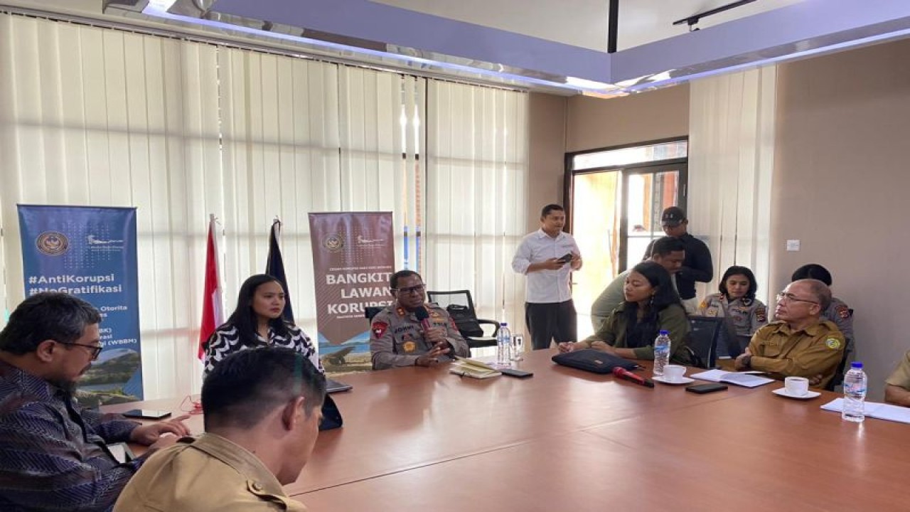 Kapolda NTT Irjen Pol Johanis Asadoma melakukan pertemuan dengan Badan Pelaksana Otorita Labuan Bajo Flores dan pemangku kepentingan lain untuk persiapan pengamanan ASEAN Summit 2023 di Labuan Bajo, Manggarai Barat, NTT, Selasa (24/1/2023). (ANTARA/Fransiska Mariana Nuka)
