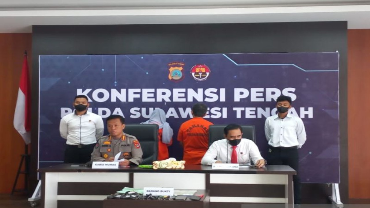 Kabid Humas Polda Sulteng, Kombes Pol Didik Supranoto (kiri) memberikan keterangan terkait pengungkapan jaringan tindak pidana pencucian uang (TPPU) dari kejahatan narkotika di Lembaga Pemasyarakatan (Lapas) Palu di Mapolda Sulteng, Senin (30/1/2023). ANTARA/Kristina Natalia