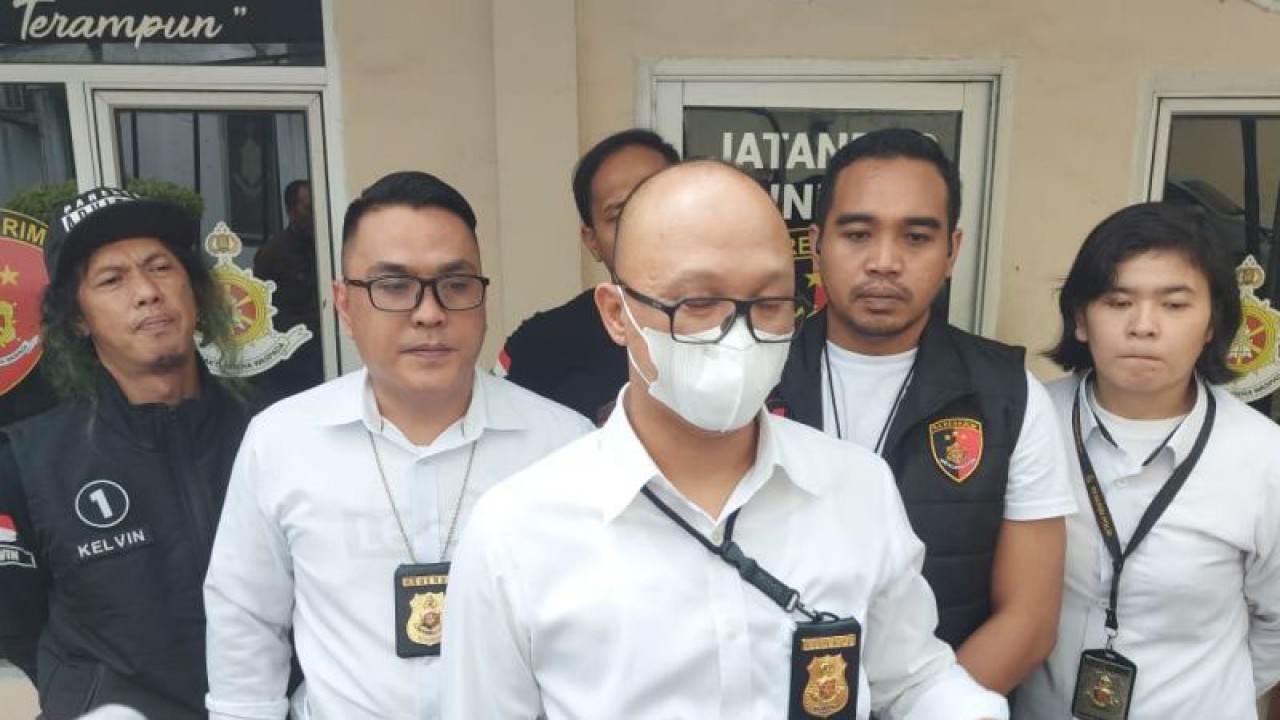Kepala Subdit III Jatanras Ditreskrimum Polda Sumatera Selatan Kompol Agus Prihardinika menjawab pertanyaan wartawan atas kasus pencurian 46 unit ponsel merek Iphone dari sebuah gerai elektornik pada salah satu mal mewah di Jalan Letkol Iskandar, Palembang, Senin (16/1/2023) (ANTARA/M Riezko Bima Elko P)