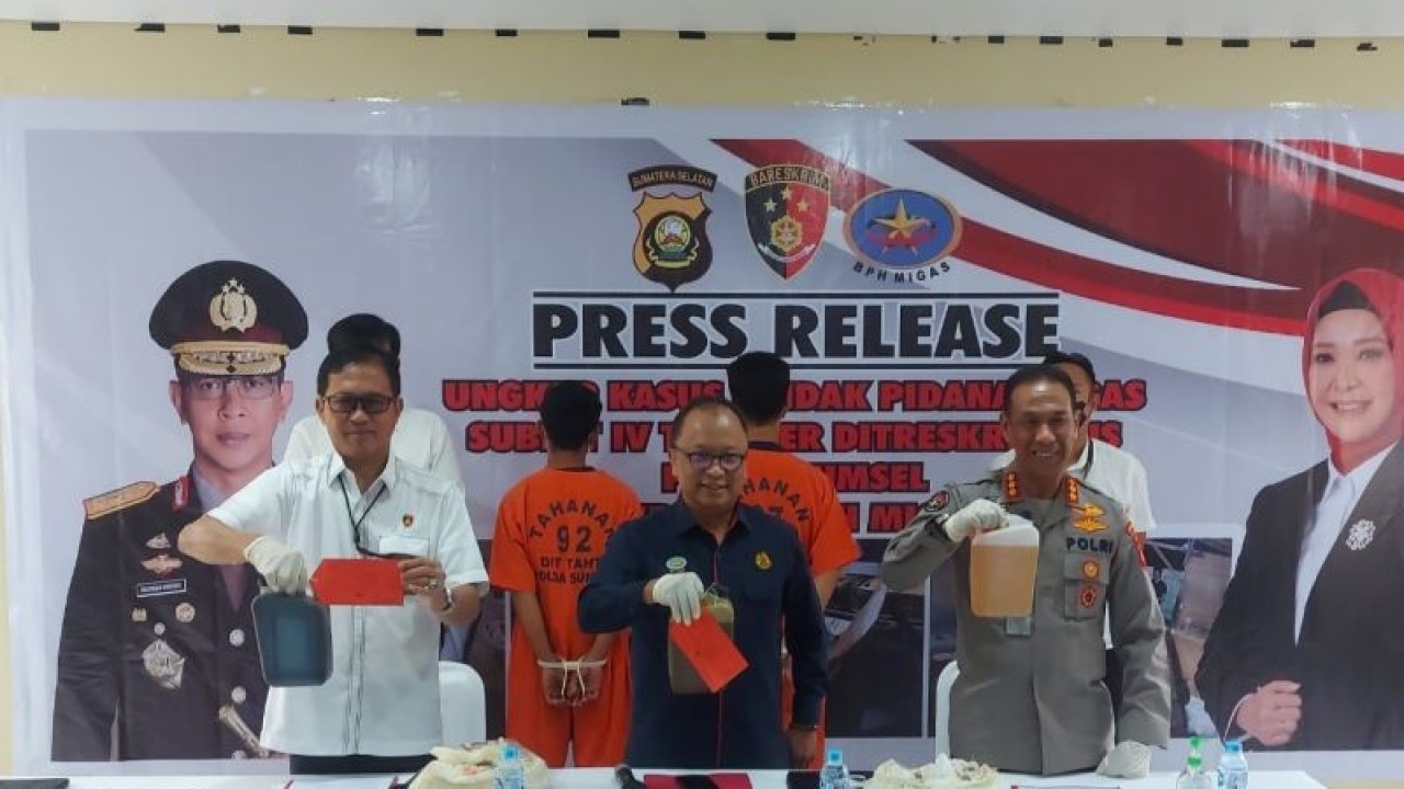 Direktur Direktorat Reserse Kriminal Khusus Polda Sumatera Selatan Kombes Pol Barly Ramadhany (pertama kiri) didampingi jajaran menunjukkan barang bukti solar industri oplosan kepada wartawan di Palembang, Sumatera Selatan, Senin (9/1/2023). ANTARA/M Riezko Bima Elko P