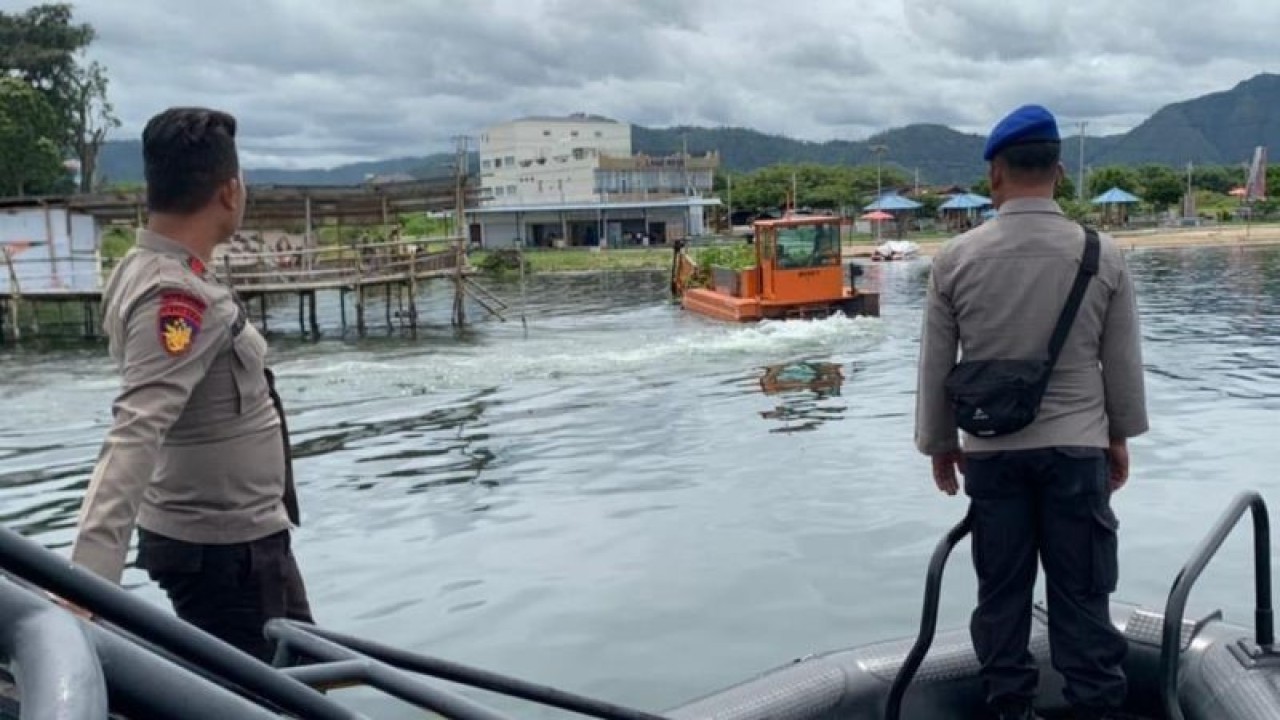Personel Dit Polairud Polda Sumut dengan menggunakan kapal motor melaksanakan patroli rutin di Danau Toba. ((ANTARA/HO/Humas Polda Sumut).)