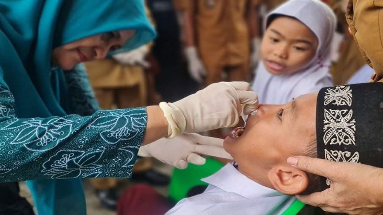Dokumentasi - Pemberian imunisasi tetes manis polio kepada anak di Kabupaten Aceh Timur. ANTARA/HO