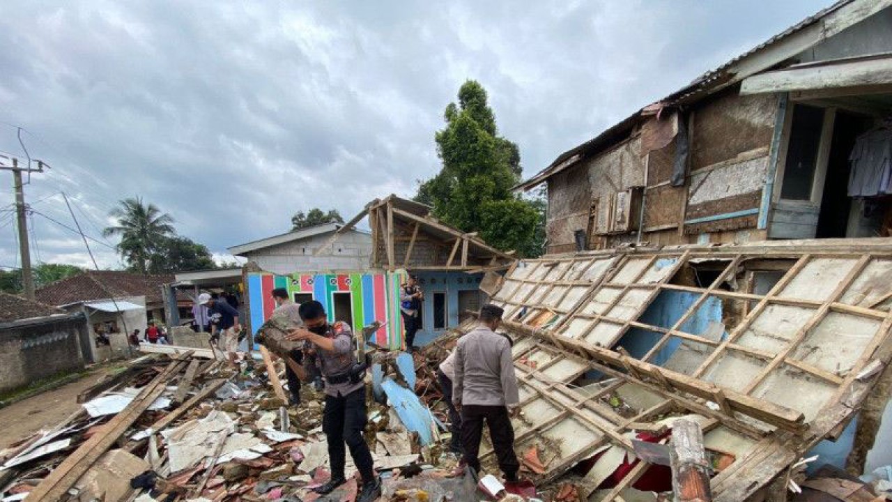 Personel kepolisian membantu pembersihan puing bangunan yang rusak atau roboh akibat gempa di Kabupaten Cianjur, Provinsi Jawa Barat.(ANTARA/Ahmad Fikri)