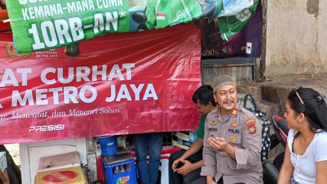 Polisi berdialog dengan pedagang untuk menyosialisasikan bahaya penyalahgunaan narkoba di Pasar Taman Puring, Kebayoran Baru, Jakarta, Jumat (6/1/2023). ANTARA/HO-Polrestro Jakarta Selatan