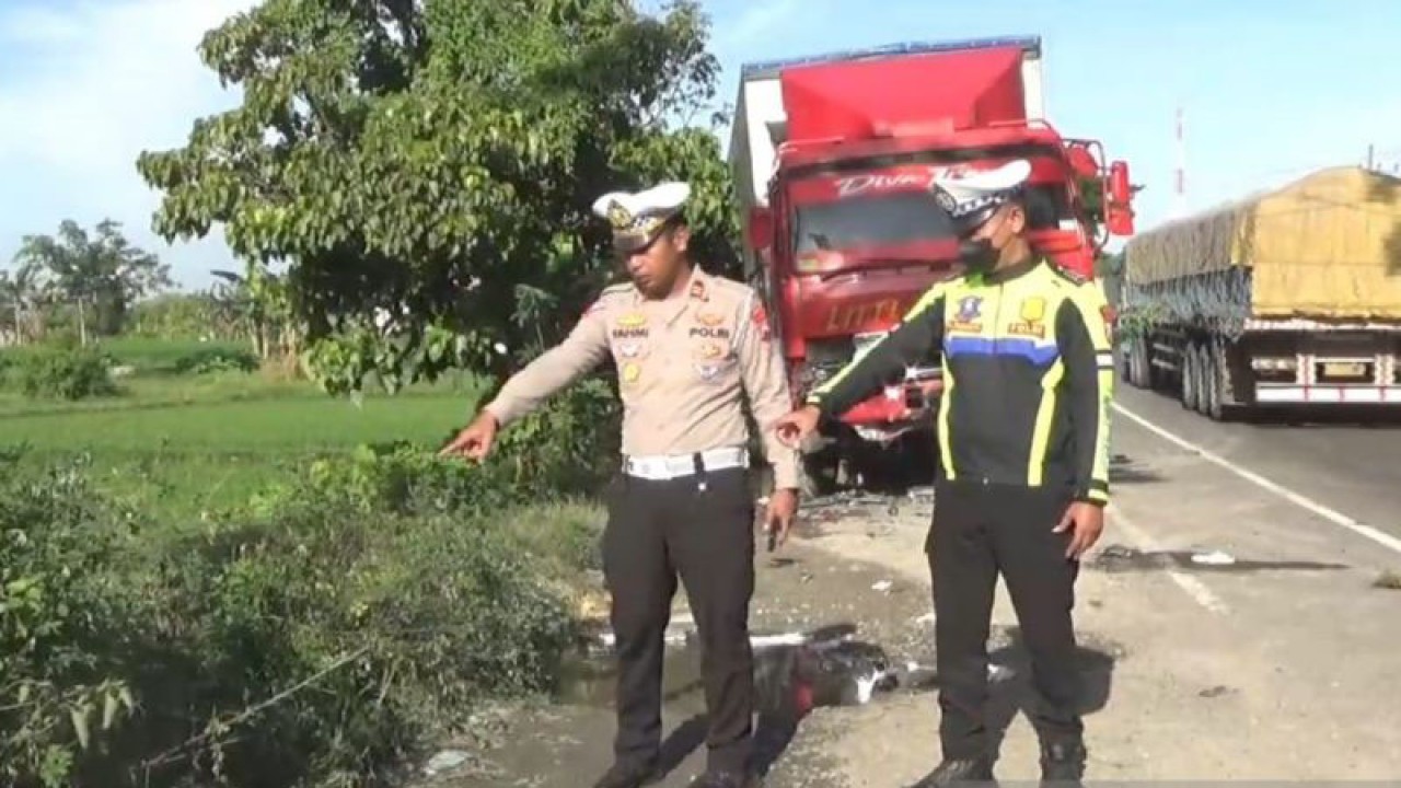 Petugas Polres Ngawi melakukan olah TKP di lokasi kecelakaan mobil Honda Mobilio bernomor polisi AE-1403-KO menabrak truk tronton yang sedang parkir di bahu jalan lingkar kota atau Ring Road Ngawi masuk Desa Kandangan, Kecamatan Ngawi, Kabupaten Ngawi, pada Kamis (12/1/2023) sekitar pukul 02.40 WIB. ANTARA/Louis Rika