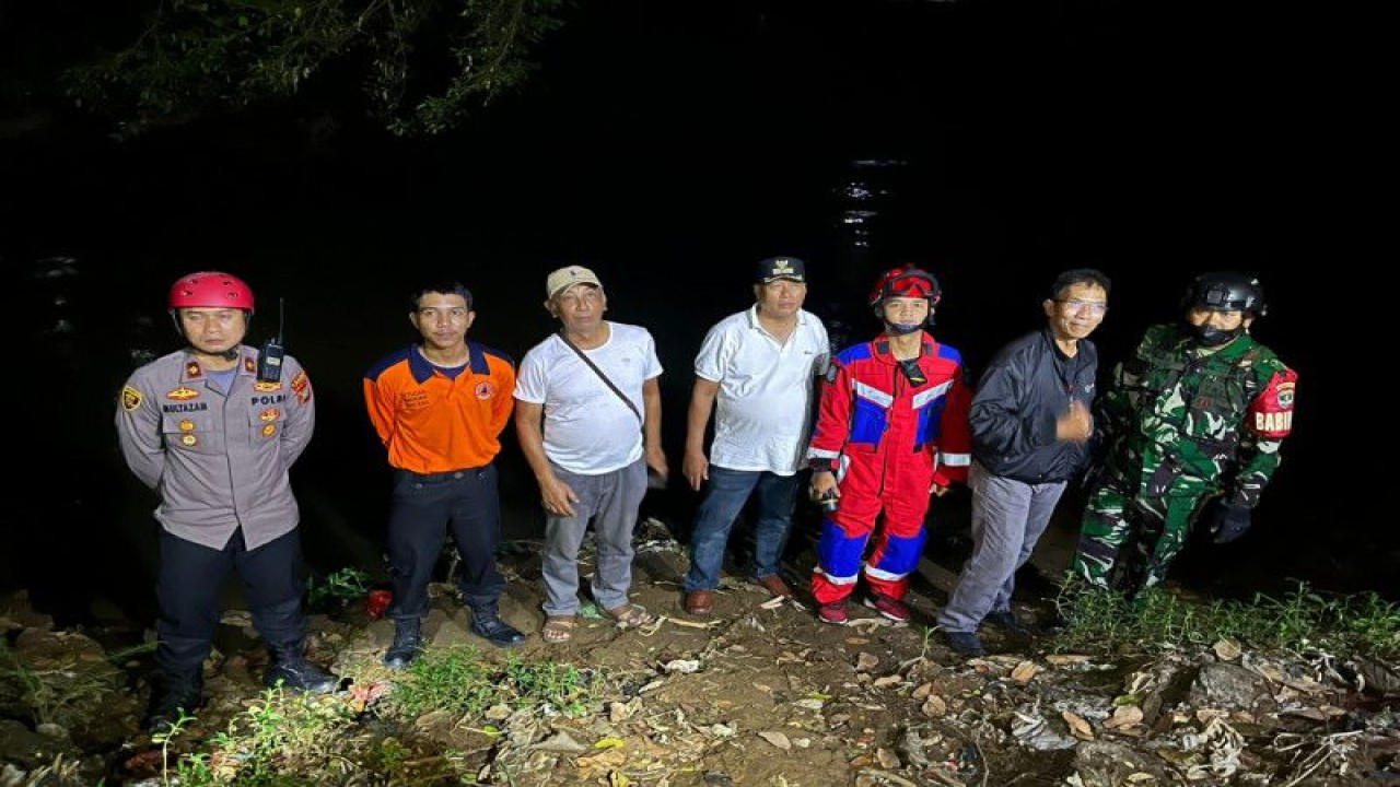 Kapolsek Jagakarsa Multazam Lisendra (kiri) bersama petugas gabungan mencari keberadaan dua anak panti asuhan yang terbawa arus Kali Ciliwung, Jakarta, Minggu (15/1/2023). ANTARA/HO-Polsek Jagakarsa