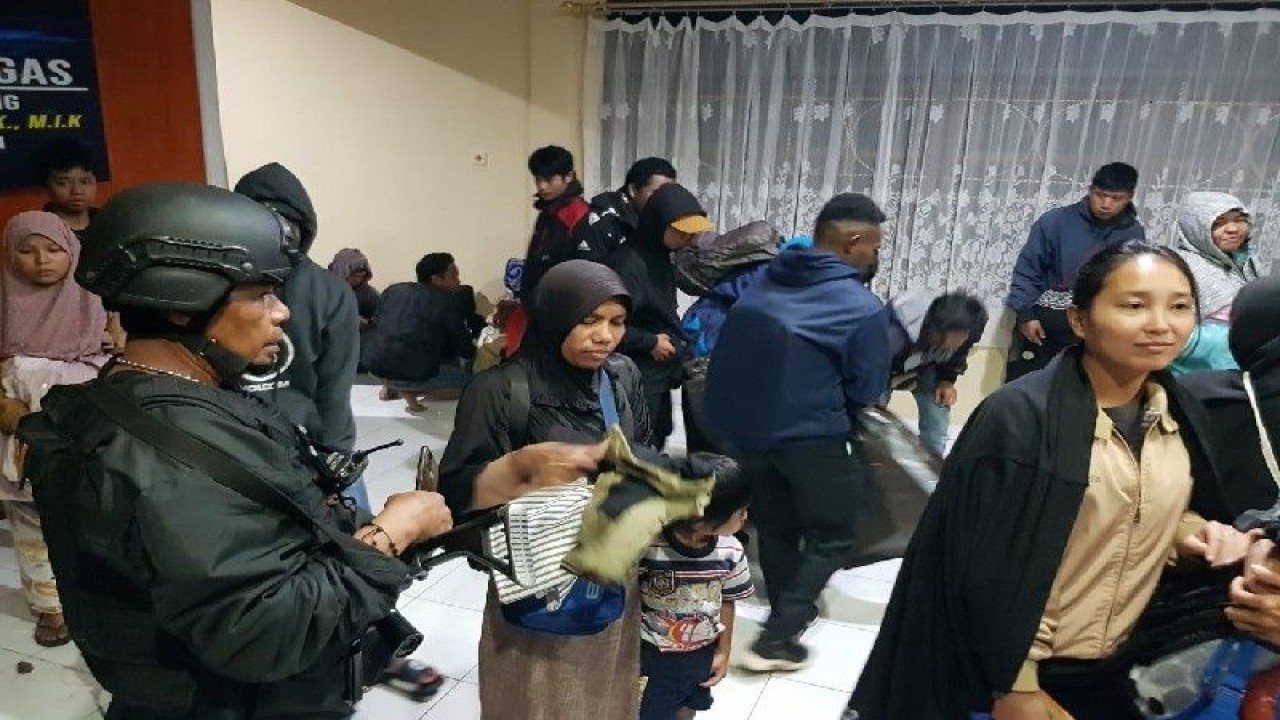 Sebanyak 73 warga, Rabu dini hari mengungsi ke Mapolres Pegubin di Oksibil setelah KKB melakukan pembakaran kantor Disdukcapil Pegubin. (ANTARA/HO-Polres Pegunungan Bintang)