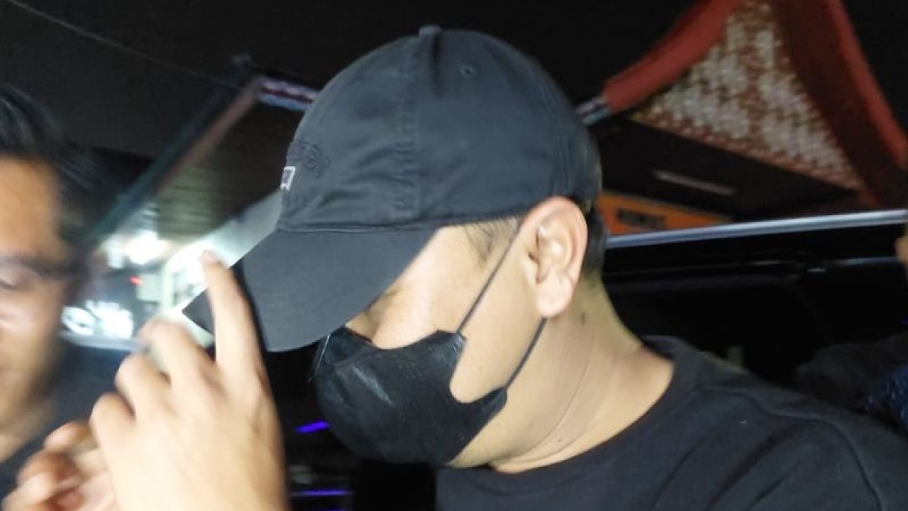 Tersangka Kasus Sapi Kurban di Kota Bukittinggi, ALD (36) saat tiba di Mapolresta Bukittinggi. Pelaku kabur sejak Idul Adha dan sempat menetap di Surabaya sebelum akhirnya berhasil ditangkap. ANTARA/Al Fatah