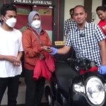 Polisi bersama korban saat gelar perkara perampokan disertai dengan kekerasan di Jombang, Jawa Timur. ANTARA/ HO-polisi-1672974961