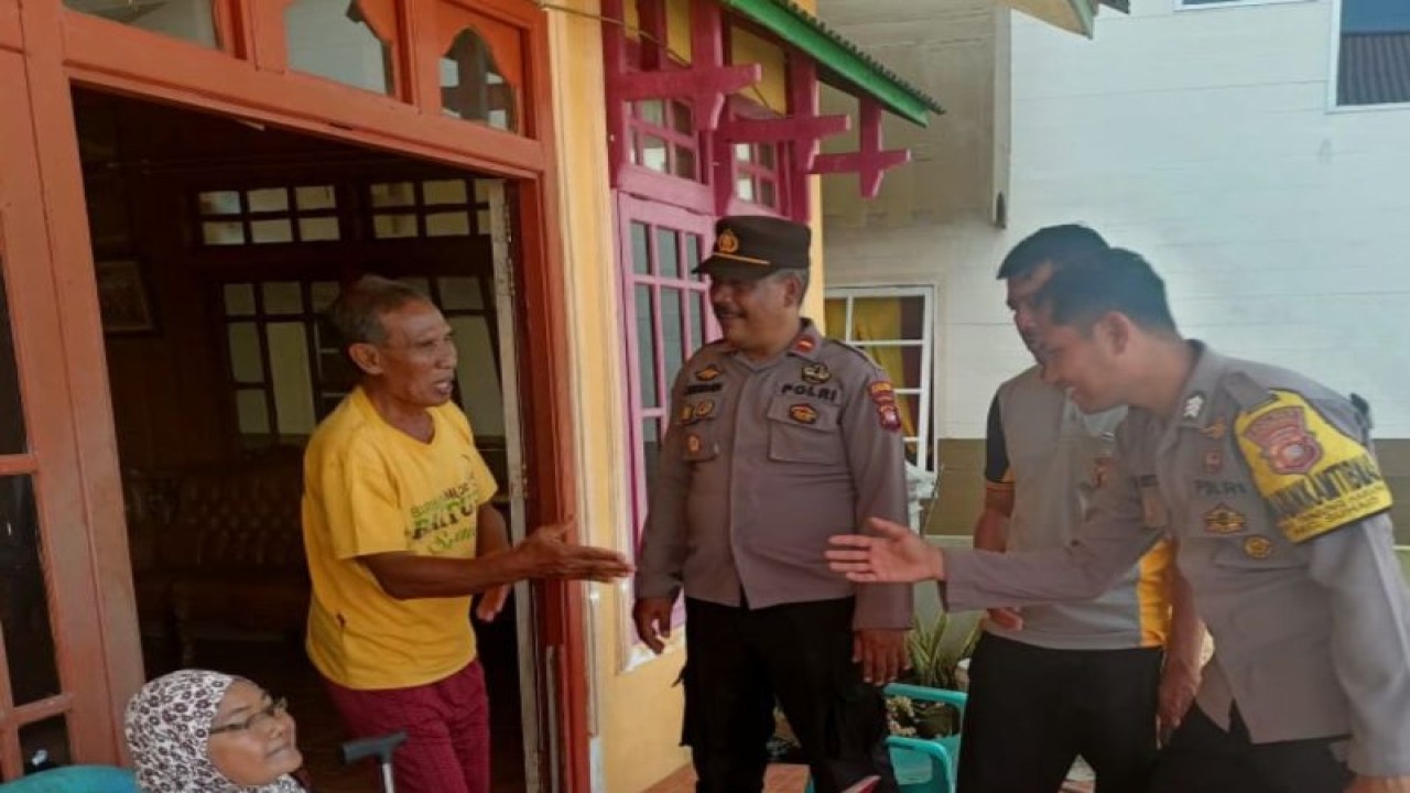 Kapolsek Suhaid IPDA Ismail Sinuraya bersama anggotanya menyambangi rumah warga mempererat silahturahmi bersama masyarakat untuk menciptakan Kamtibmas di Kecamatan Suhaid wilayah Kapuas Hulu Kalimantan Barat. ANTARA/HO-Polsek Suhaid. (Teofilusianto Timotius)