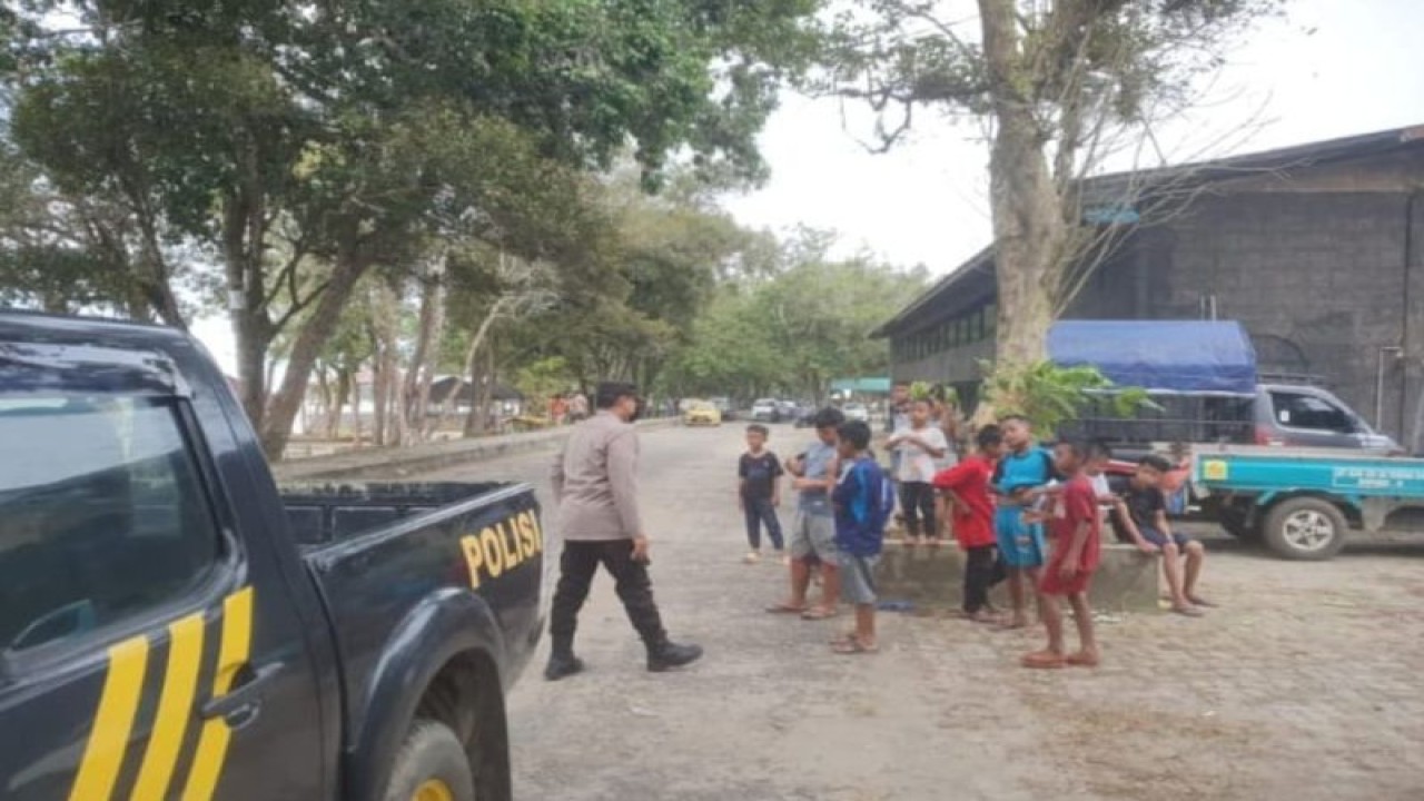 Anggota Polsek Singkawang Selatan melaksanakan patroli dan memberikan imbauan kepada wisatawan di pantai Kota Singkawang wilayah Kalimantan Barat. ANTARA/HO-Humas Polres Singkawang. (Teofilusianto Timotius)