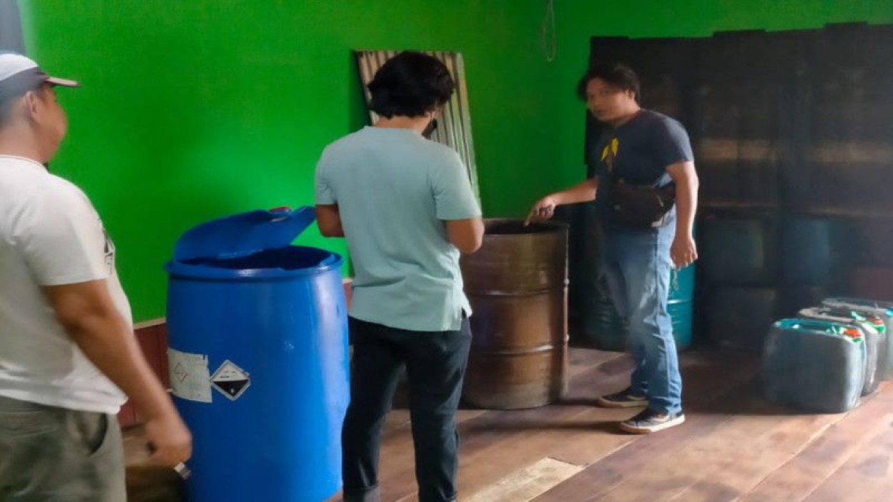 Polisi Jambi melakukan penggerebekan terhadap gudang penyimpanan BBM jenis solar subsidi yang diperuntukkan bagi nelayan di Tanjung Jabung Barat. ANTARA/HO-Polda Jambi