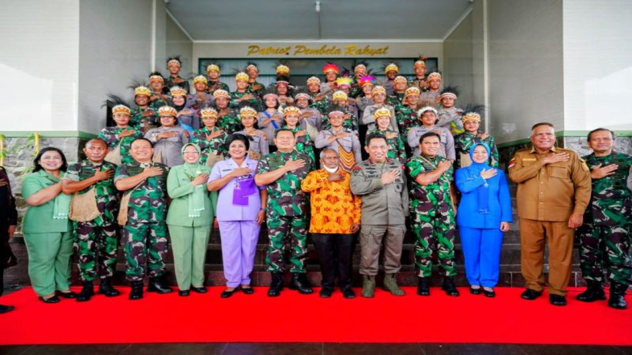 Kapolri Jenderal Polisi Listyo Sigit Prabowo dan Panglima TNI Laksamana Yudo Margono foto bersama jajaran Forkopimda Papua Barat, Selasa (10/1/203). ANTARA/HO-Divisi Humas Polri