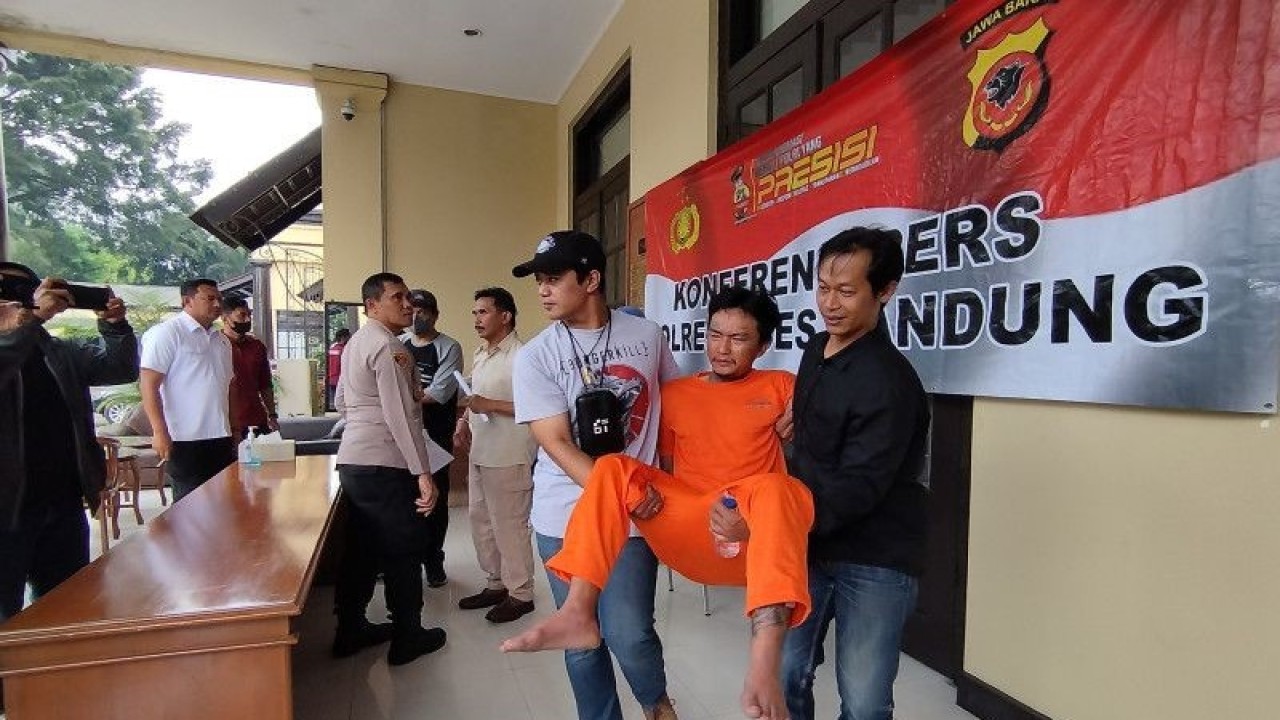 Polisi menggotong pelaku pembunuhan berinisial BS alias Kadal di Polrestabes Bandung, Kota Bandung, Jawa Barat, Kamis (12/1/2022). ANTARA/Bagus Ahmad Rizaldi