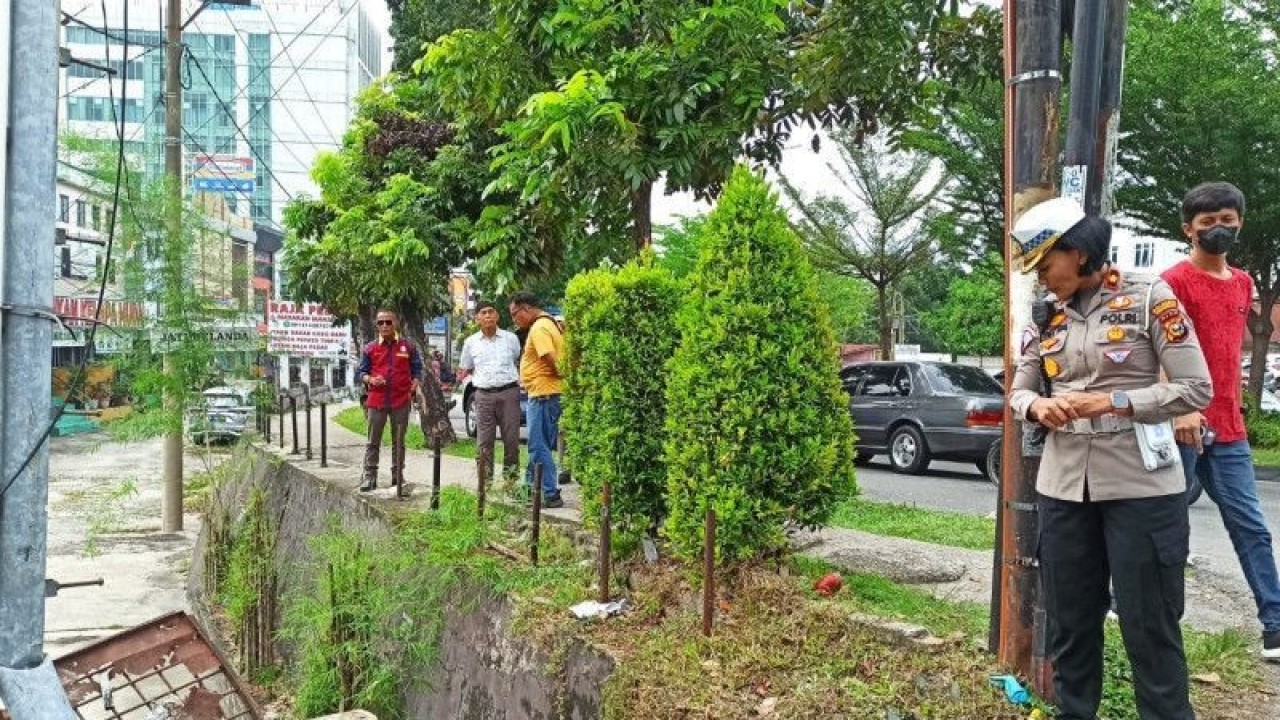 Kasatlantas Polresta Pekanbaru Kompol Birgitta Atvina saat meninjau lokasi kecelakaan lalu lintas belum lama ini. (ANTARA/HO-Polresta Pekanbaru)