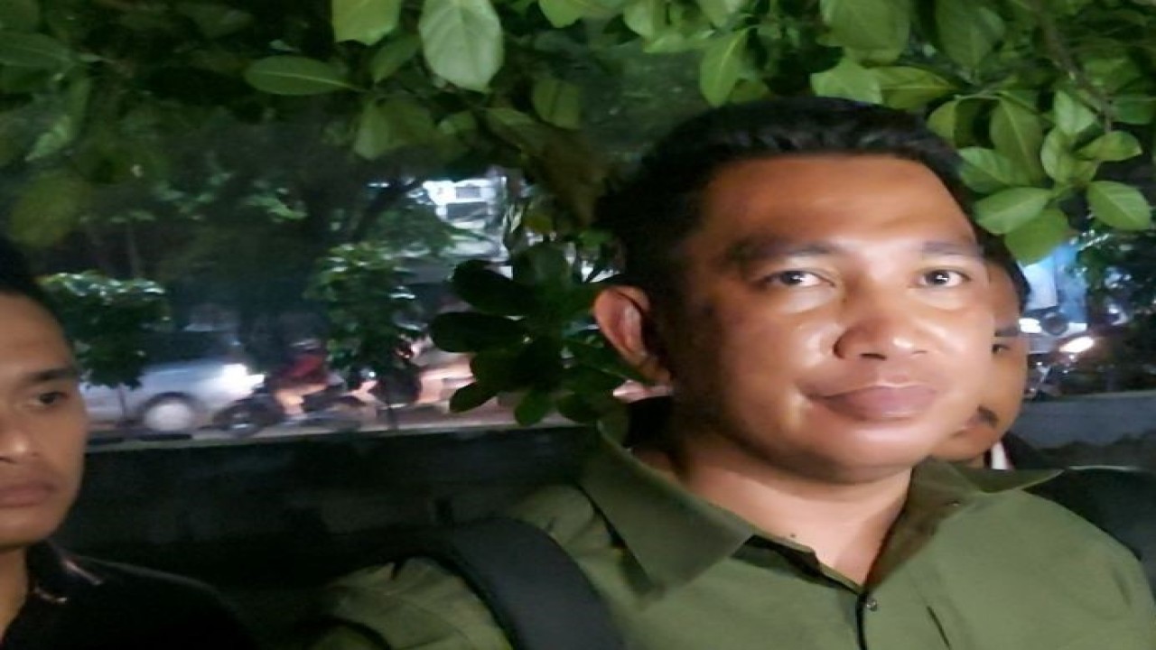 Kepala Satuan Reserse Kriminal Polres Metro Jakarta Utara Ajun Komisaris Besar Polisi (AKBP) Febri Isman Jaya saat ditemui wartawan usai memeriksa tempat kejadian pembakaran orang hidup-hidup di bantaran Kali Angke, Pejagalan, Penjaringan, Jakarta Utara, Rabu (4/1/2023) malam. ANTARA/Abdu Faisal