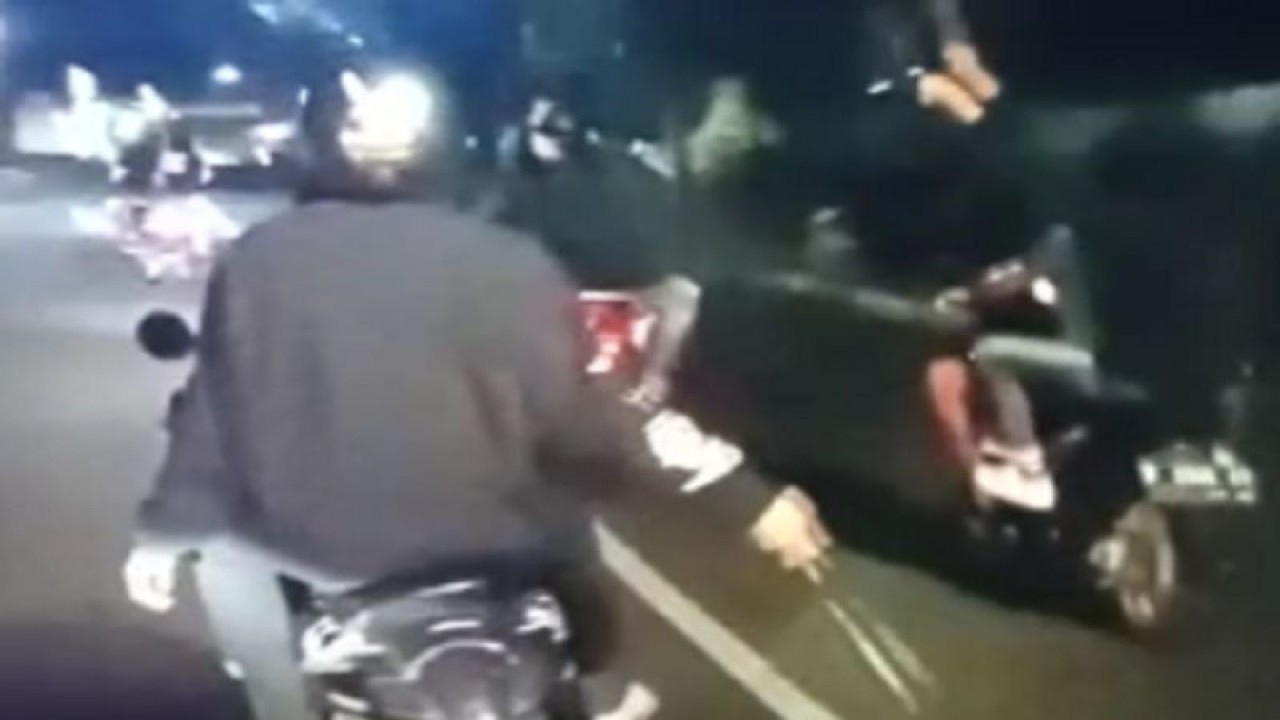 Tangkapan layar dari video berdurasi 50 detik yang memperlihatkan aksi anggota geng motor tengah mengacung-acungkan senjata tajam saat konvoi di Jalan Pabuaran, Kelurahan Nyomplong, Kecamatan Warudoyong, Kota Sukabumi, Jabar.