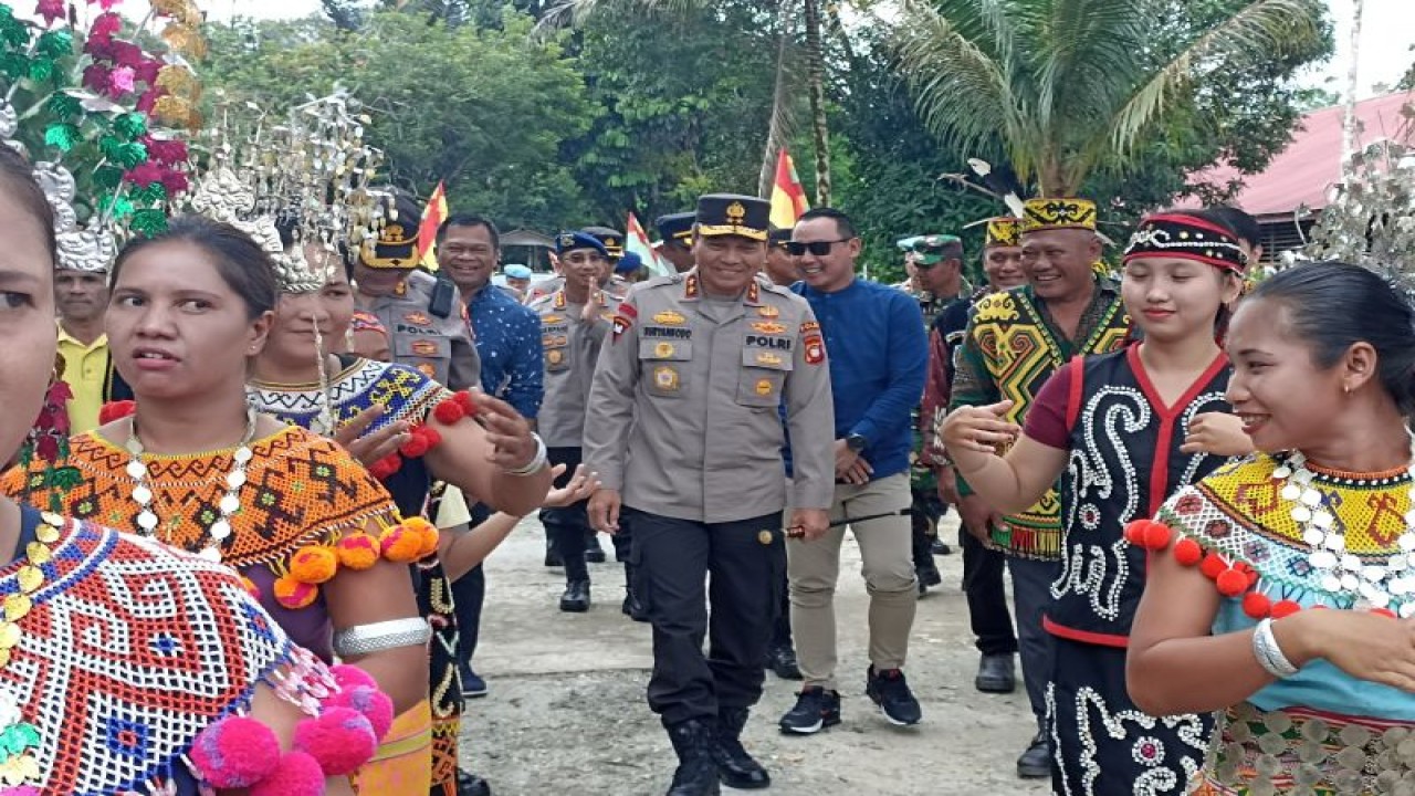 Kapolda Kalimantan Barat Irjen Polisi Suryanbodo Asmoro disambut tarian adat Suku Dayak Taman di Bali Gundi Sibau Hulu, Kecamatan Putussibau Utara, wilayah Kapuas Hulu Kalimantan Barat, Sabtu (14/1/2023). ANTARA/Teofulsianto Timotius