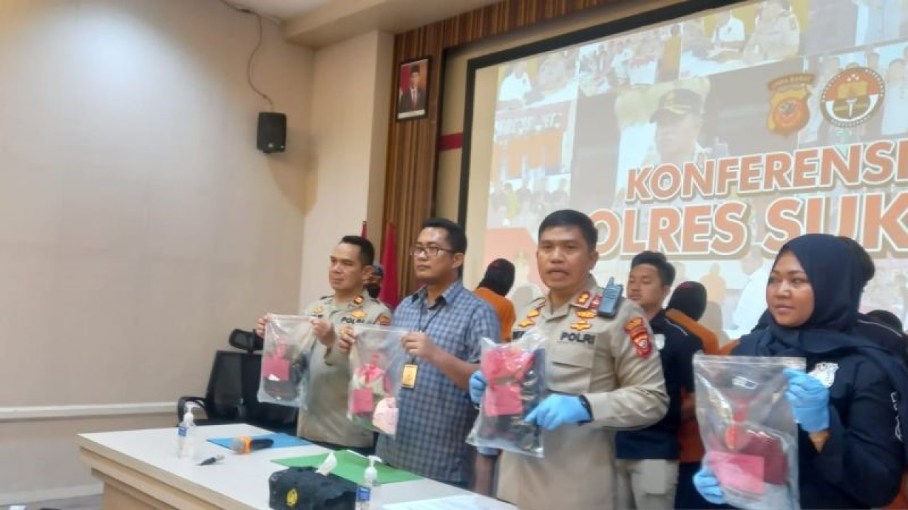 Kapolres Sukabumi AKBP Maruly Pardede bersama jajaran Satreskrim Polres Sukabumi saat menunjukan barang buktti kasus dugaan rudapaksa yang dilakukan delapan tersangka dari empat kasus berbeda di Kabupaten Sukabumi, Jabar. ANTARA/Aditya Rohman