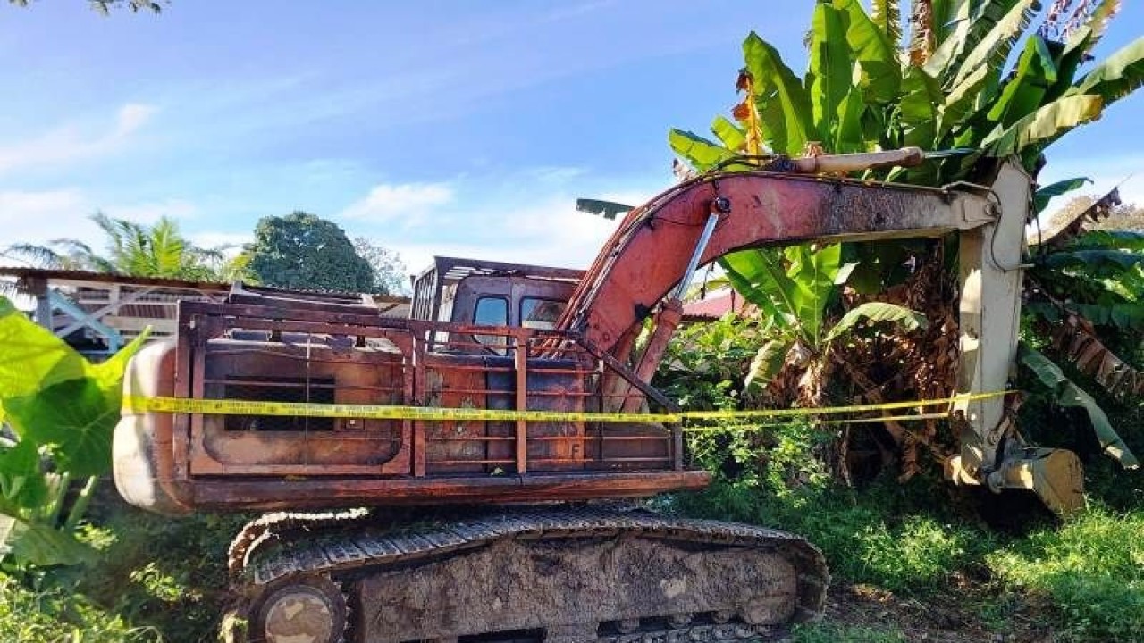 Petugas kepolisian mengamankan satu unit alat berat dari empat pelaku diduga melakukan usaha penambangan emas tanpa izin (ilegal) di kawasan Desa Pante Ara, Kecamatan Beutong, Kabupaten Nagan Raya, Provinsi Aceh, Senin (9/1/2023) sore. (ANTARA/Teuku Dedi Iskandar)